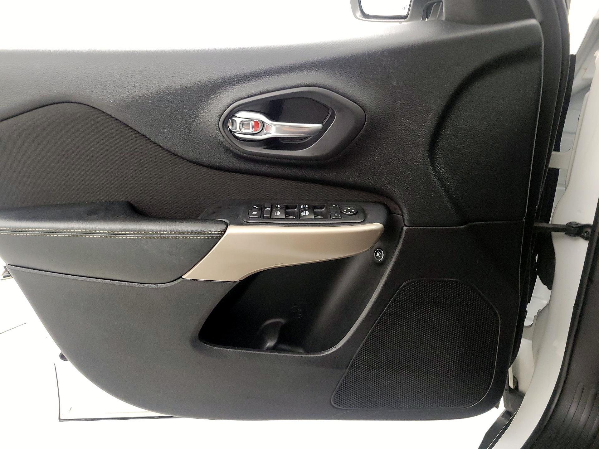 Thumbnail: 2017 Jeep Cherokee - 12