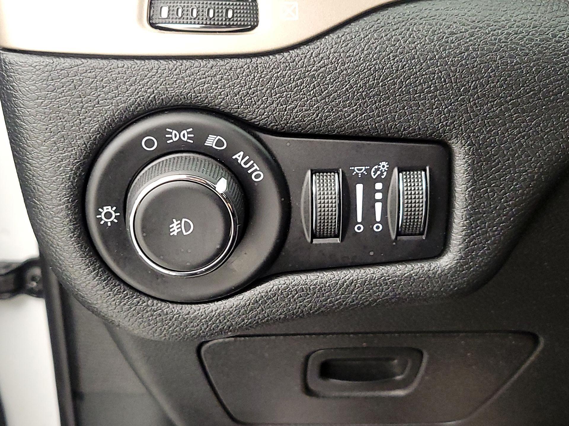 Thumbnail: 2017 Jeep Cherokee - 13