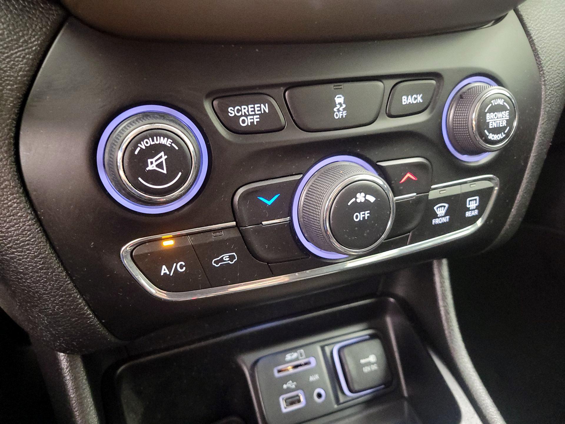 Thumbnail: 2017 Jeep Cherokee - 16