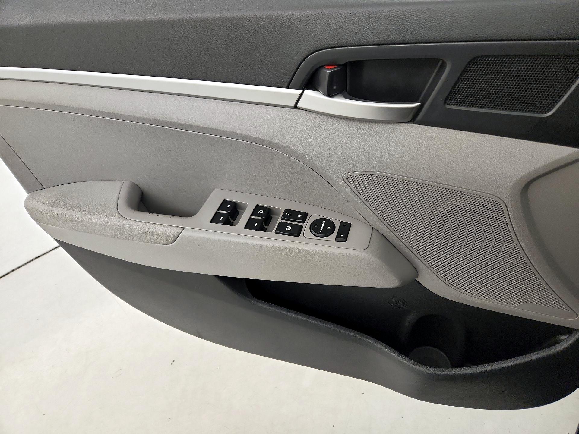 Thumbnail: 2020 Hyundai Elantra - 12