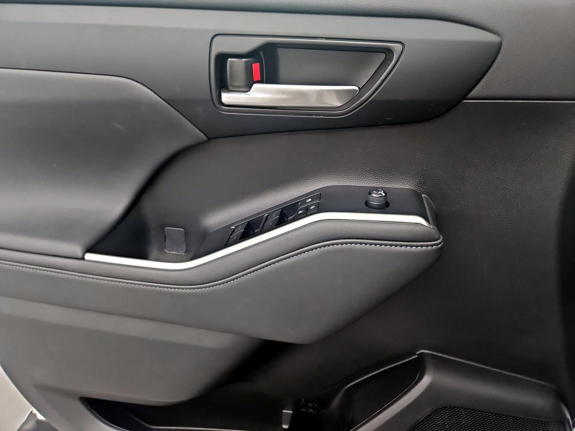 Thumbnail: 2023 Toyota Highlander - 12