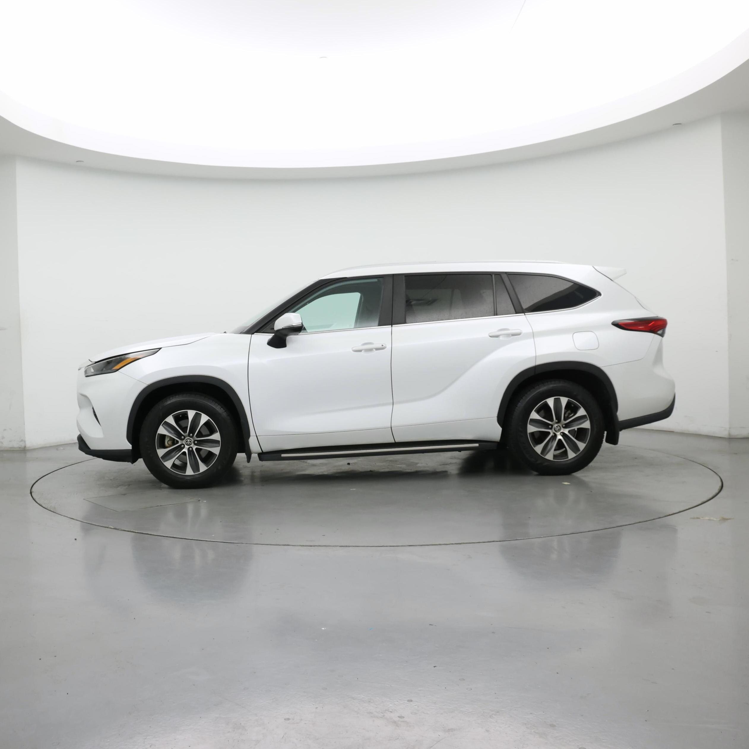 Thumbnail: 2023 Toyota Highlander - 3