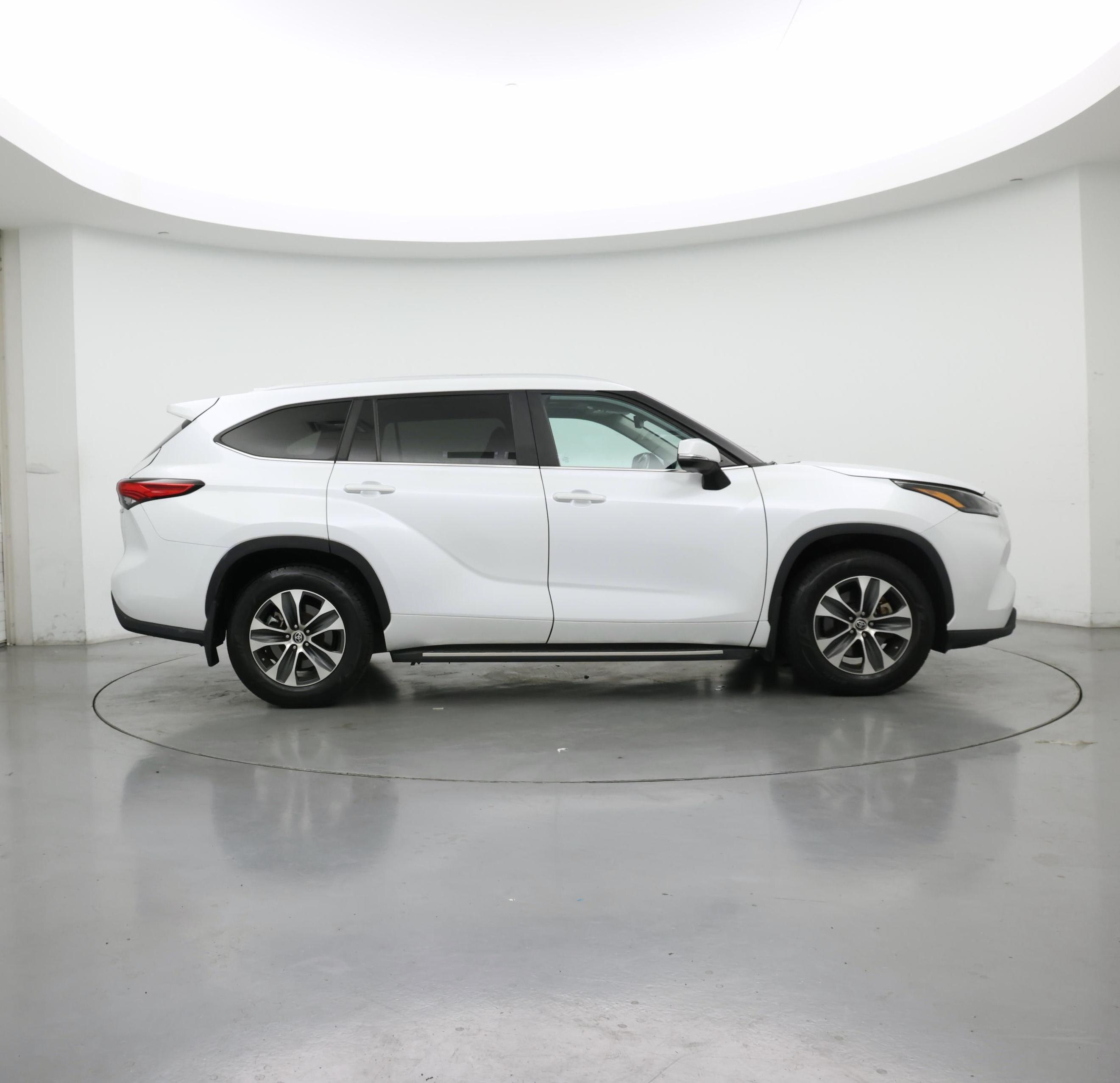 Thumbnail: 2023 Toyota Highlander - 7