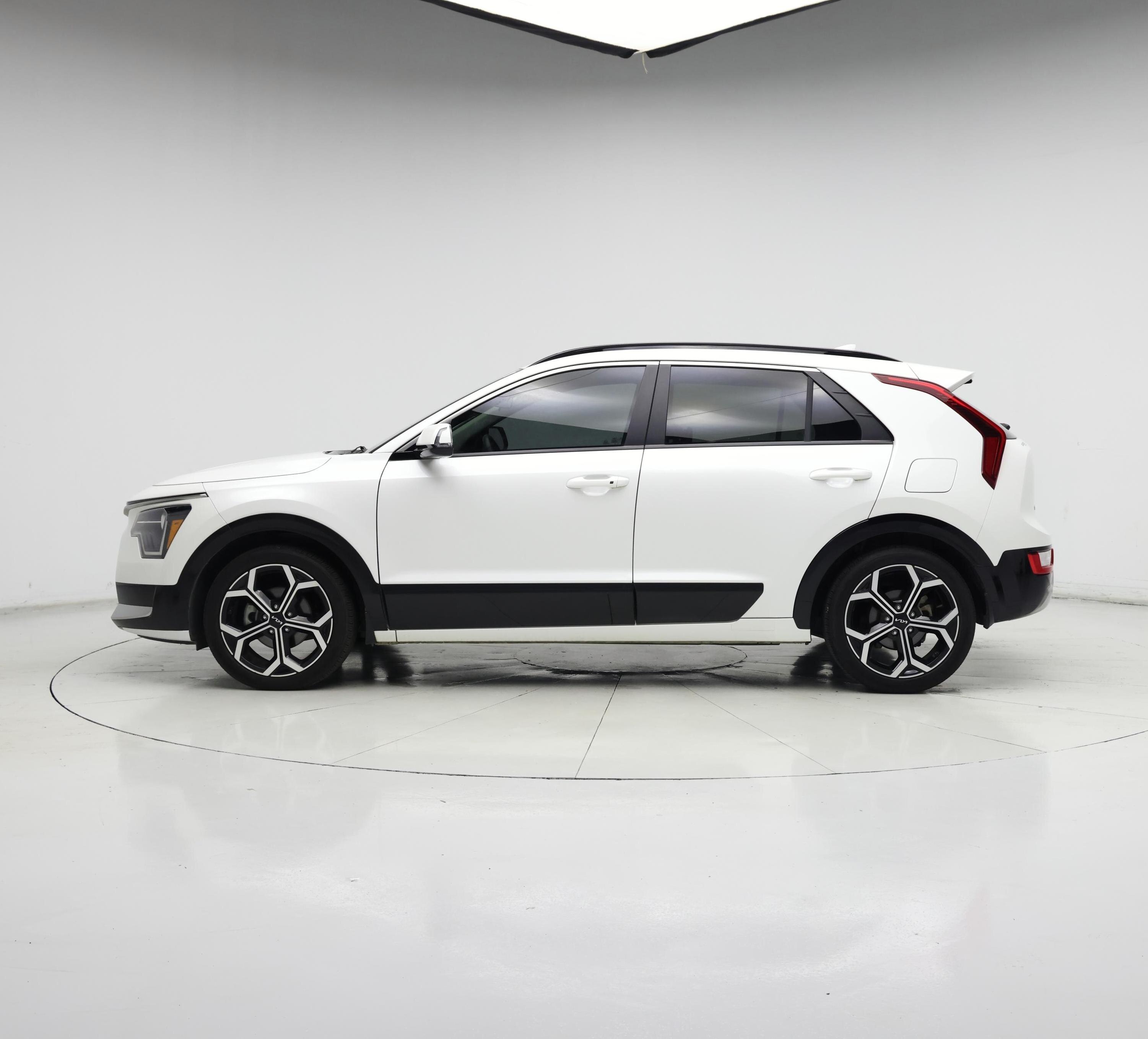 Thumbnail: 2023 Kia Niro - 3