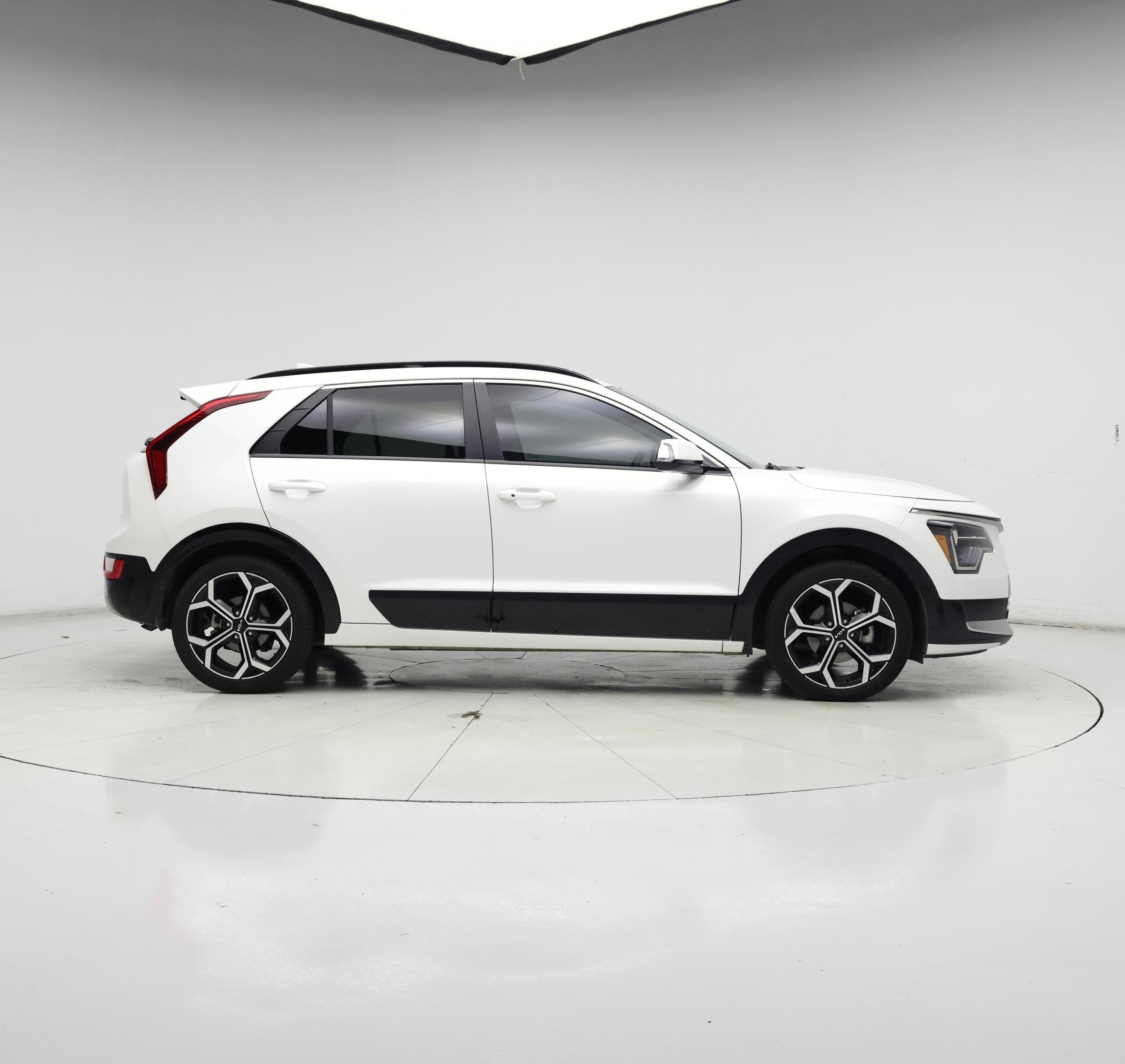 Thumbnail: 2023 Kia Niro - 7