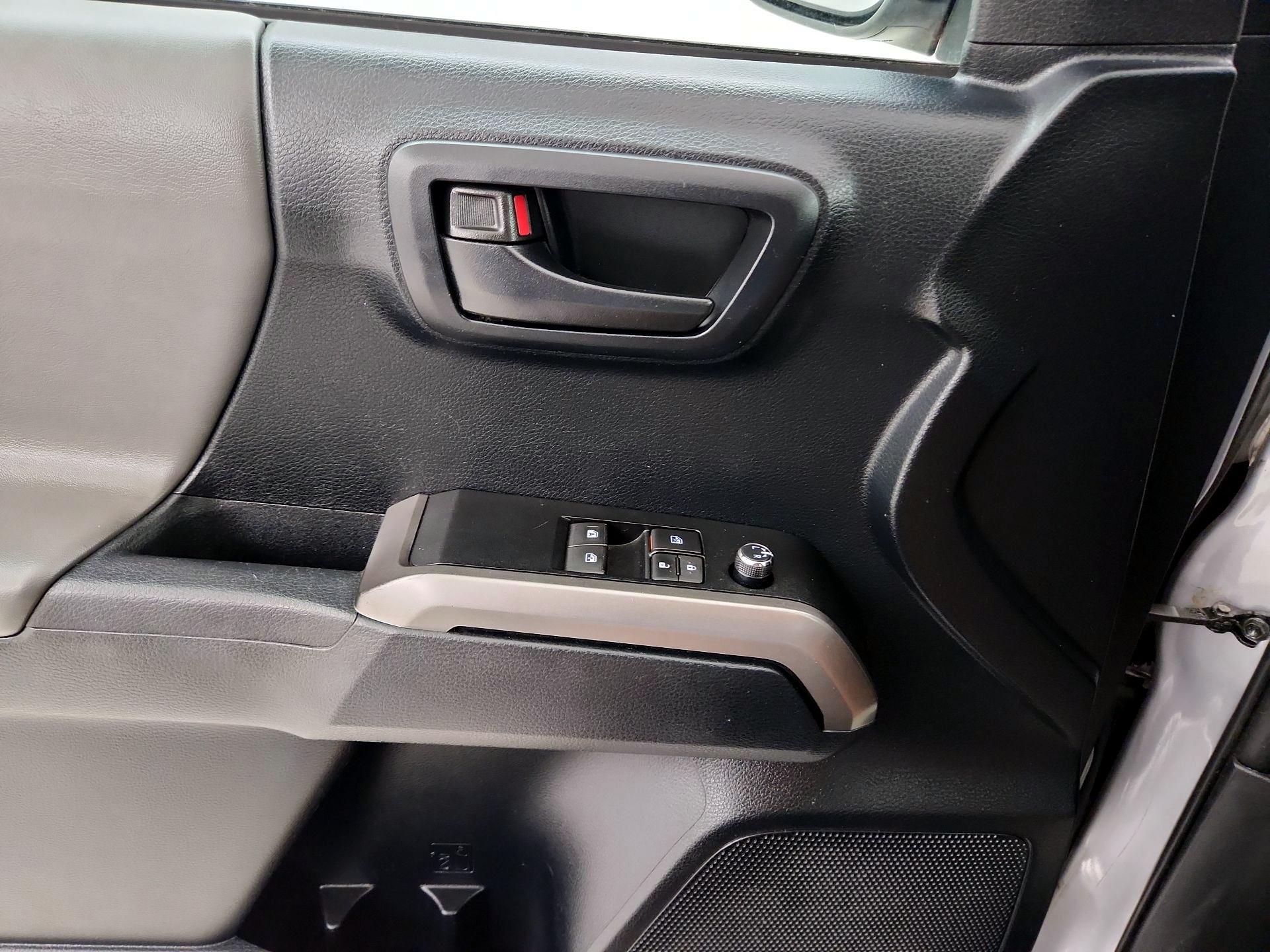 Thumbnail: 2016 Toyota Tacoma - 12