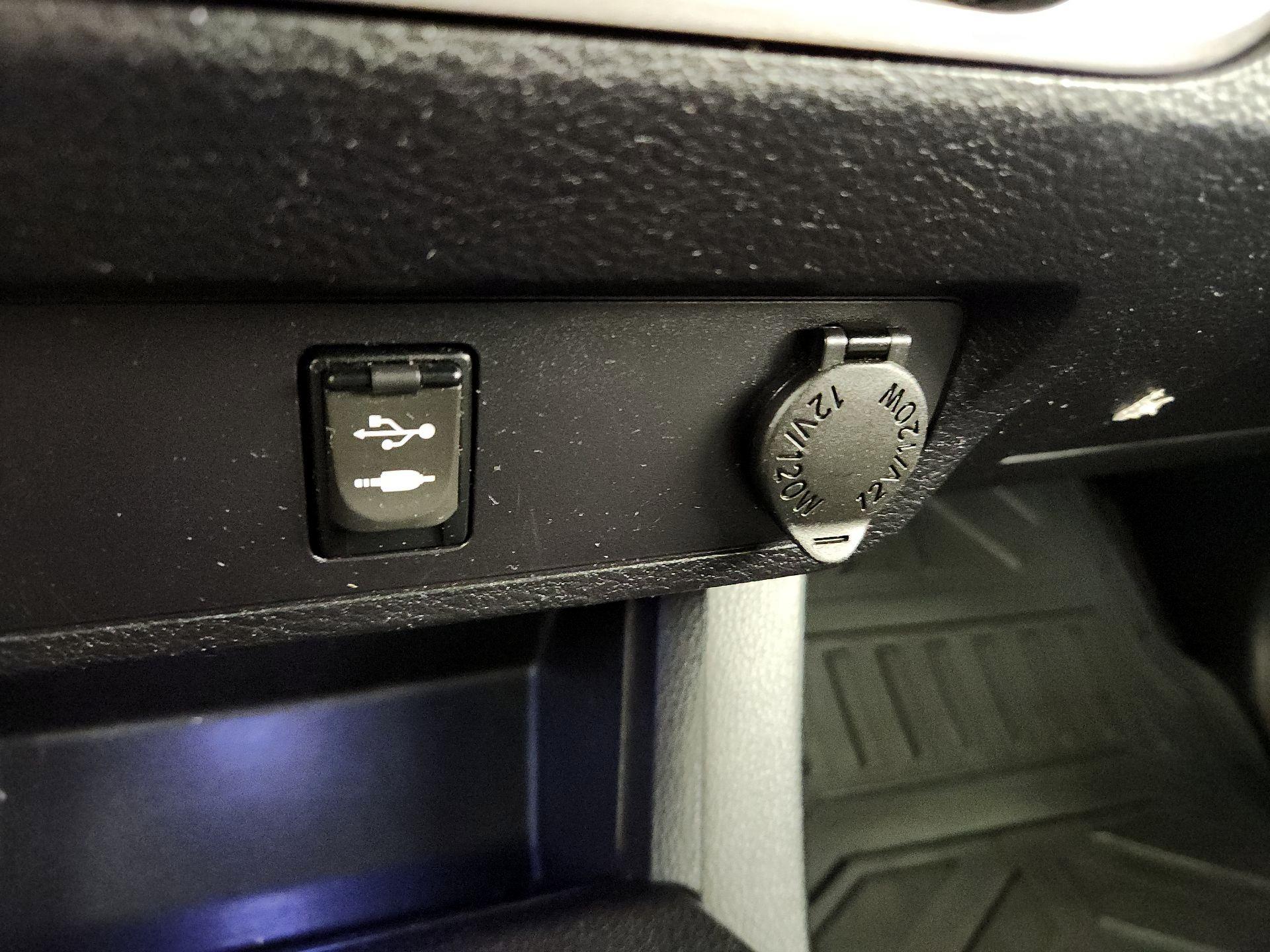 Thumbnail: 2016 Toyota Tacoma - 17