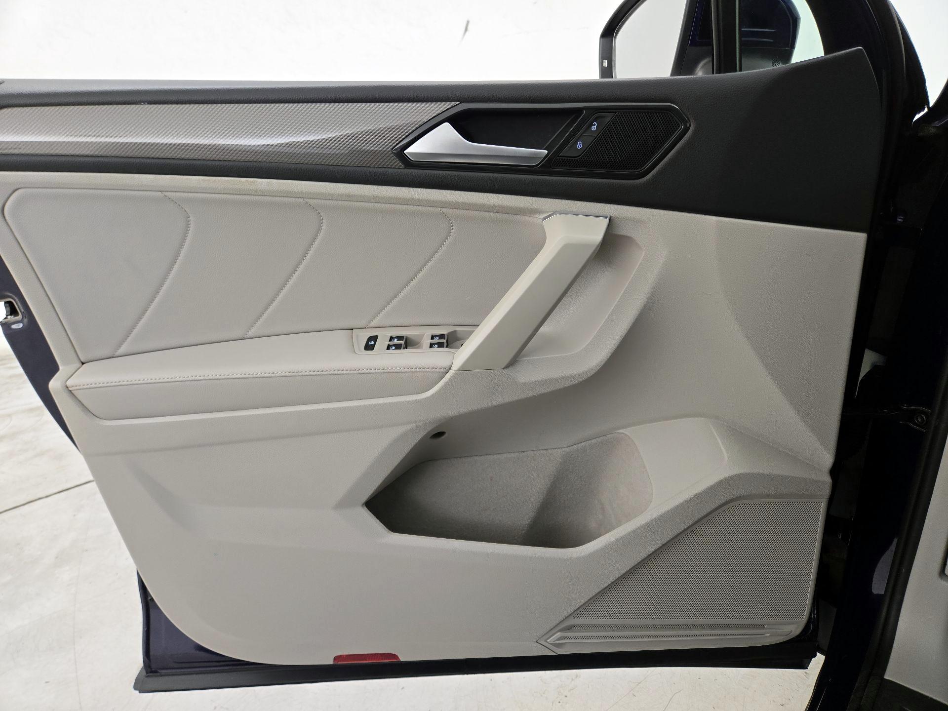 Thumbnail: 2023 Volkswagen Tiguan - 12