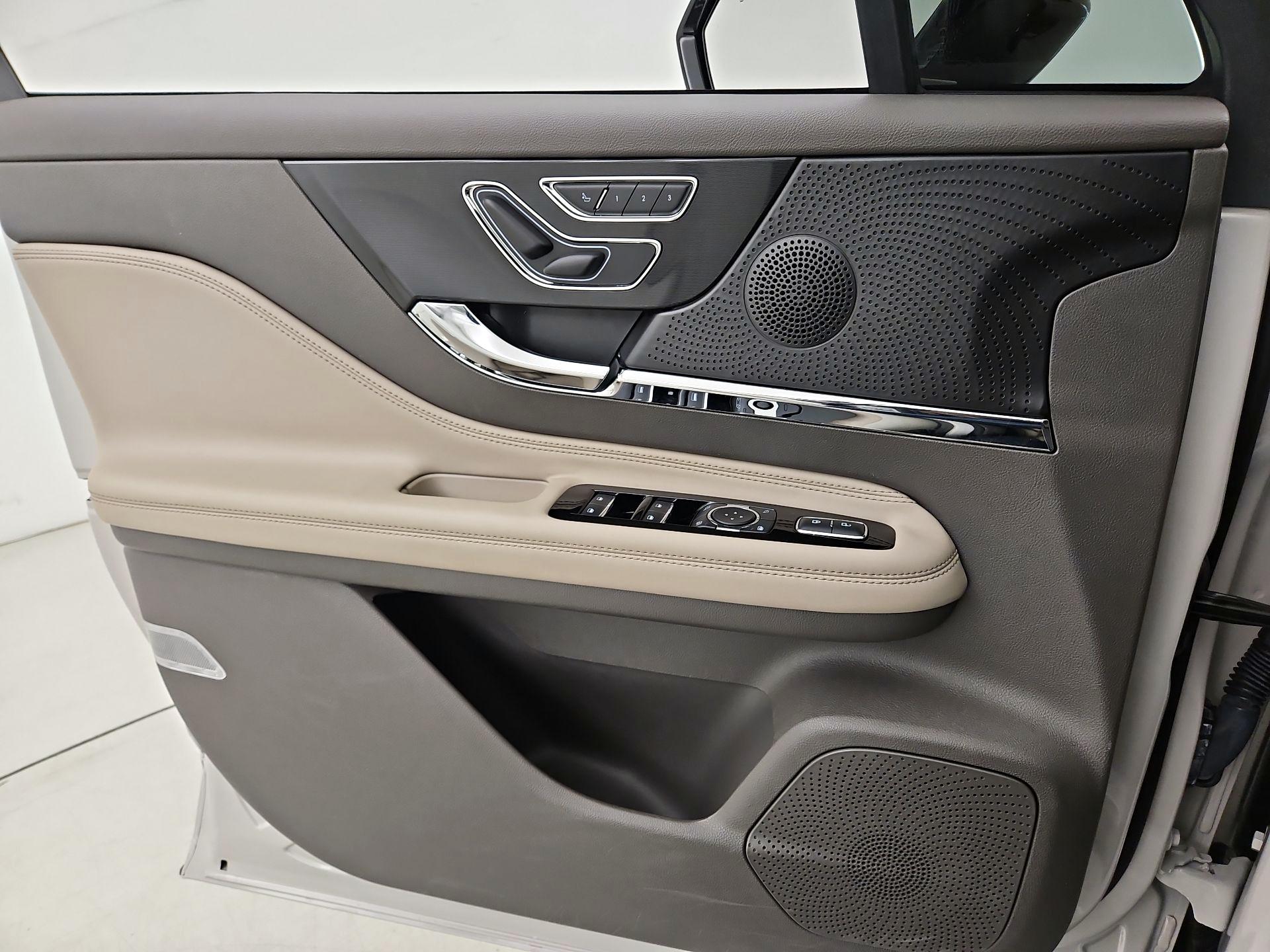 Thumbnail: 2023 Lincoln Corsair - 12