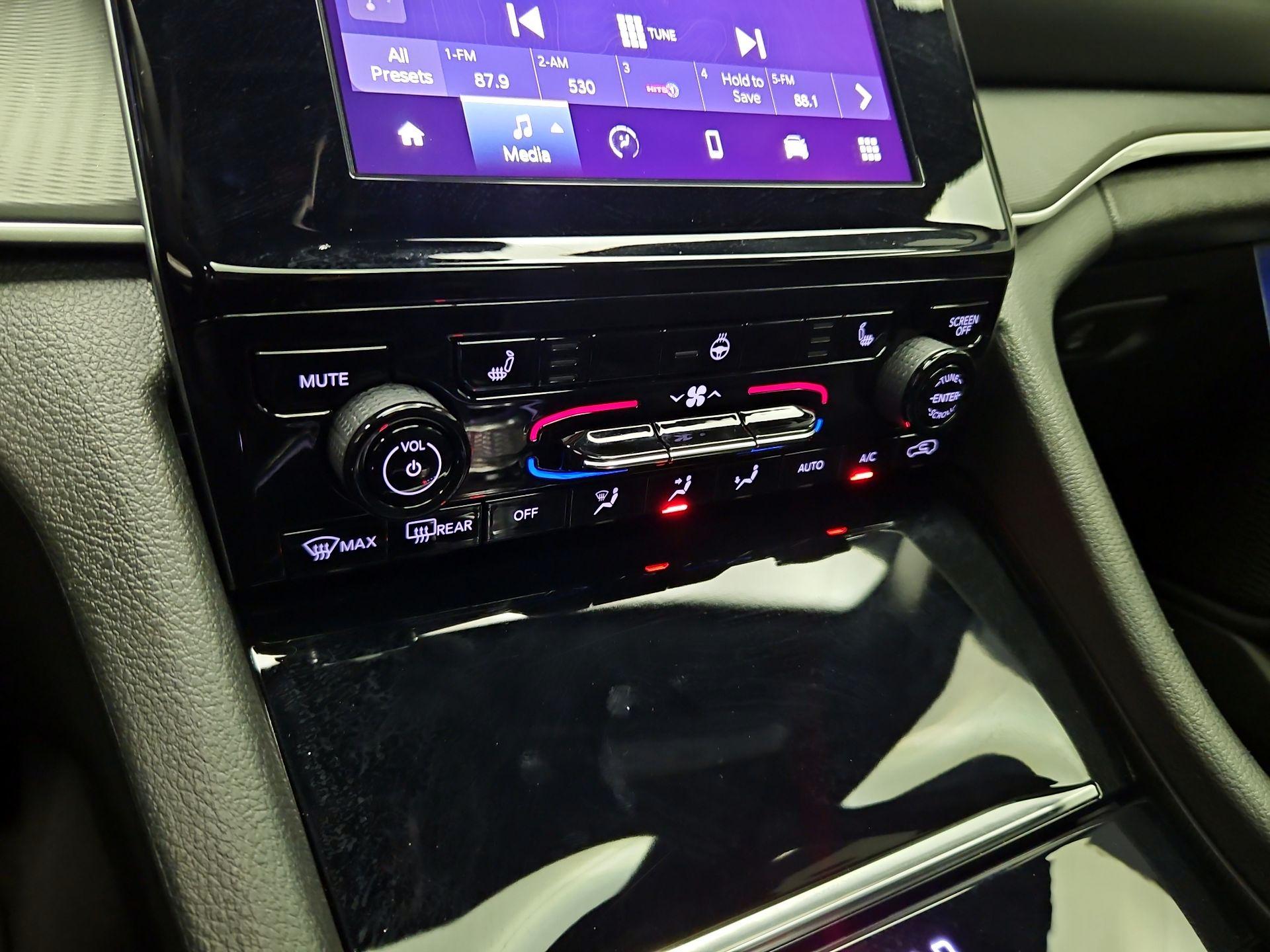 Thumbnail: 2024 Jeep Grand Cherokee - 16