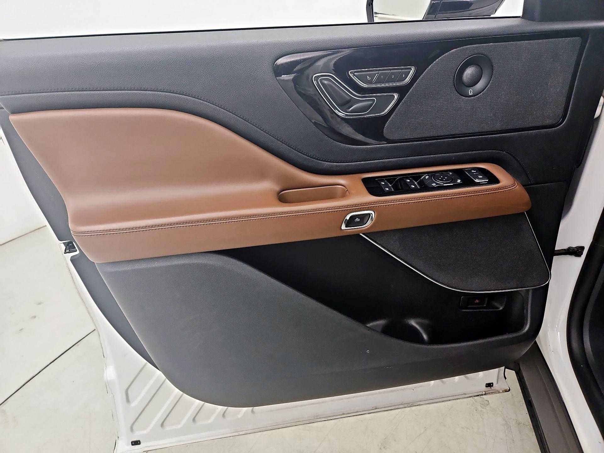 Thumbnail: 2020 Lincoln Aviator - 12