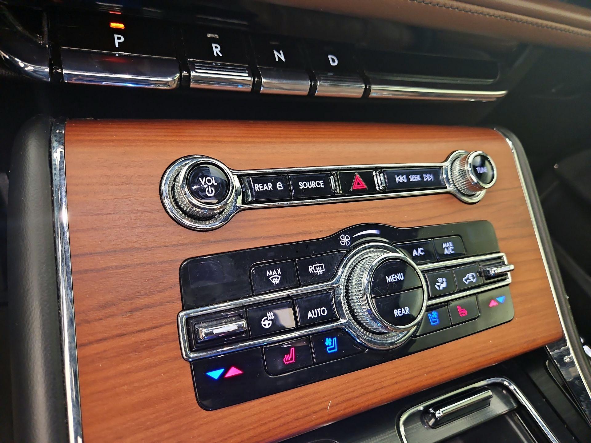 Thumbnail: 2020 Lincoln Aviator - 17