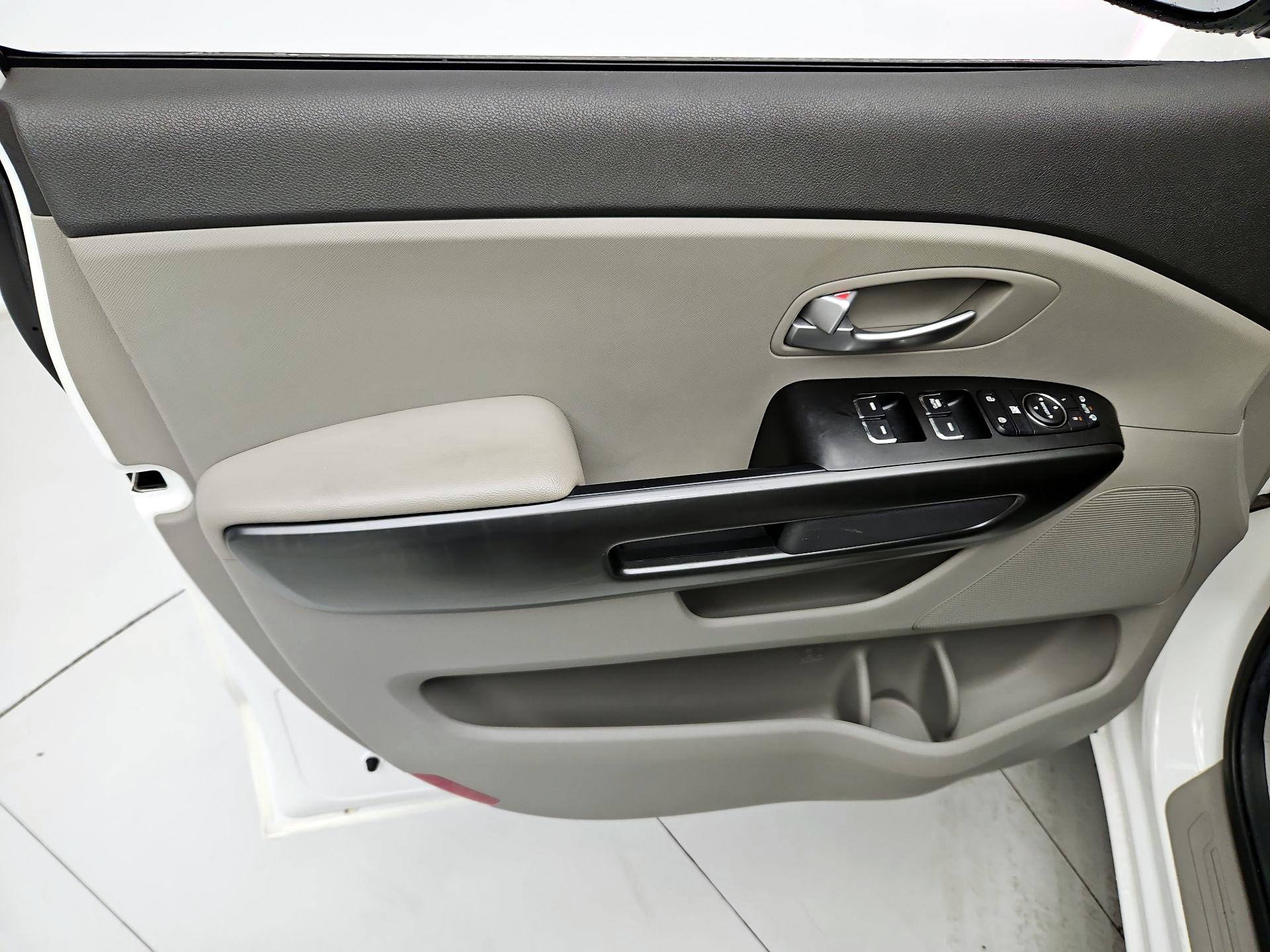 Thumbnail: 2017 Kia Sedona - 12