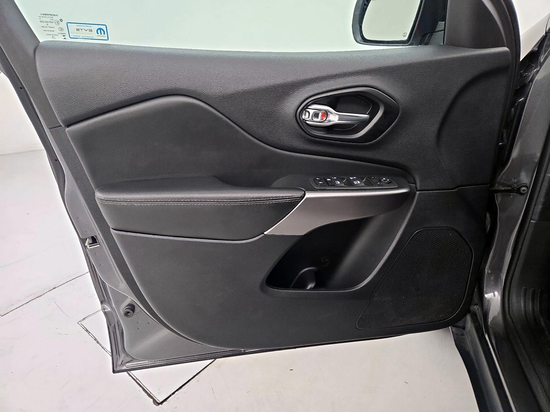 Thumbnail: 2022 Jeep Cherokee - 12