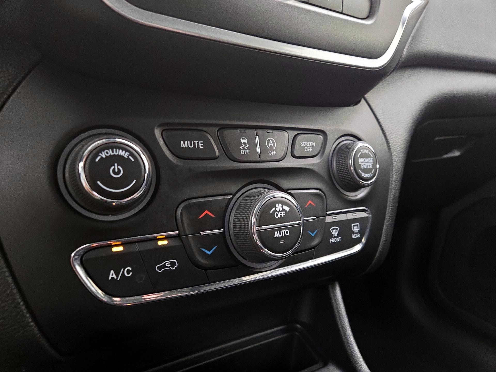 Thumbnail: 2022 Jeep Cherokee - 16