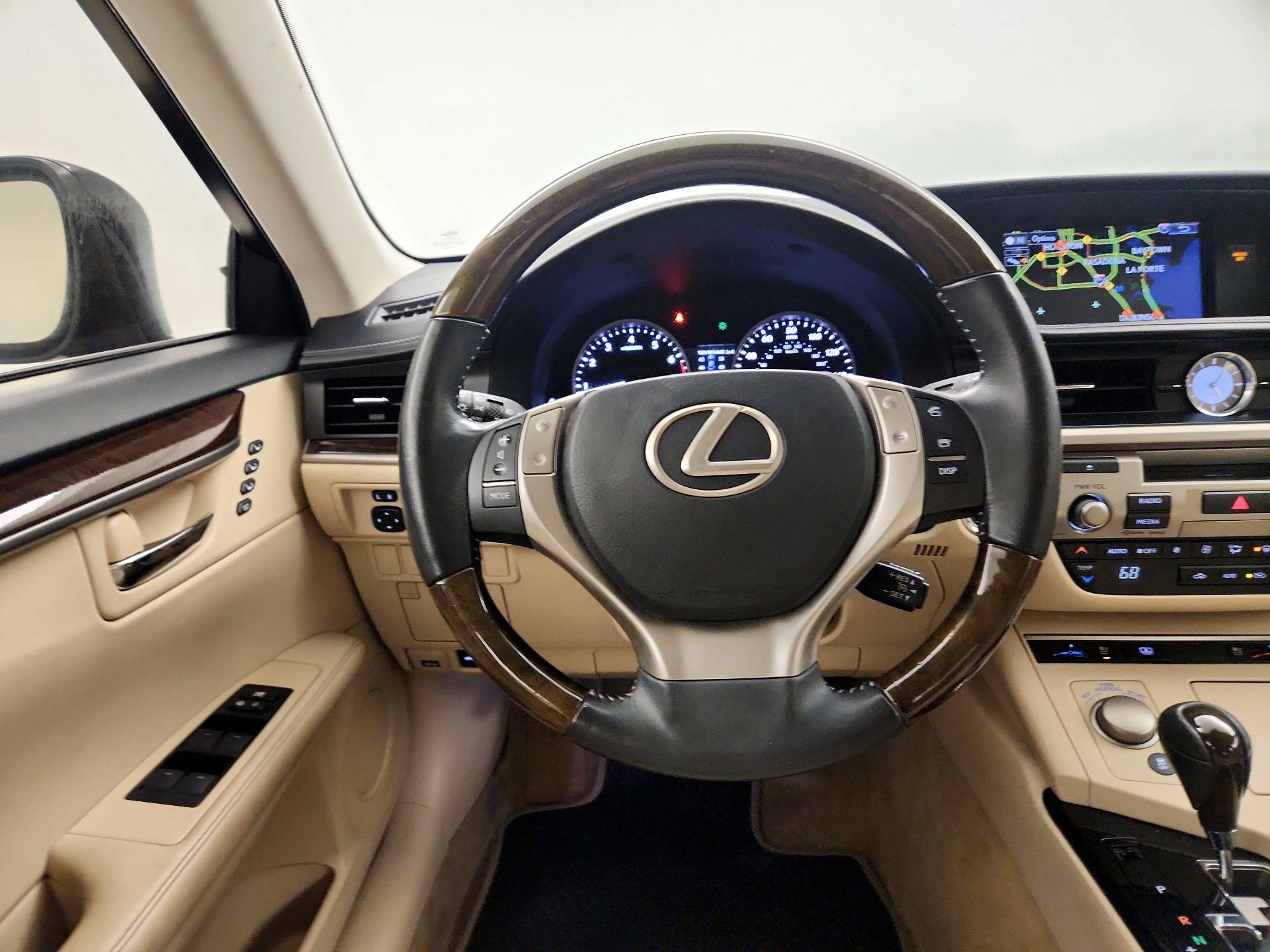 Thumbnail: 2015 Lexus ES - 10