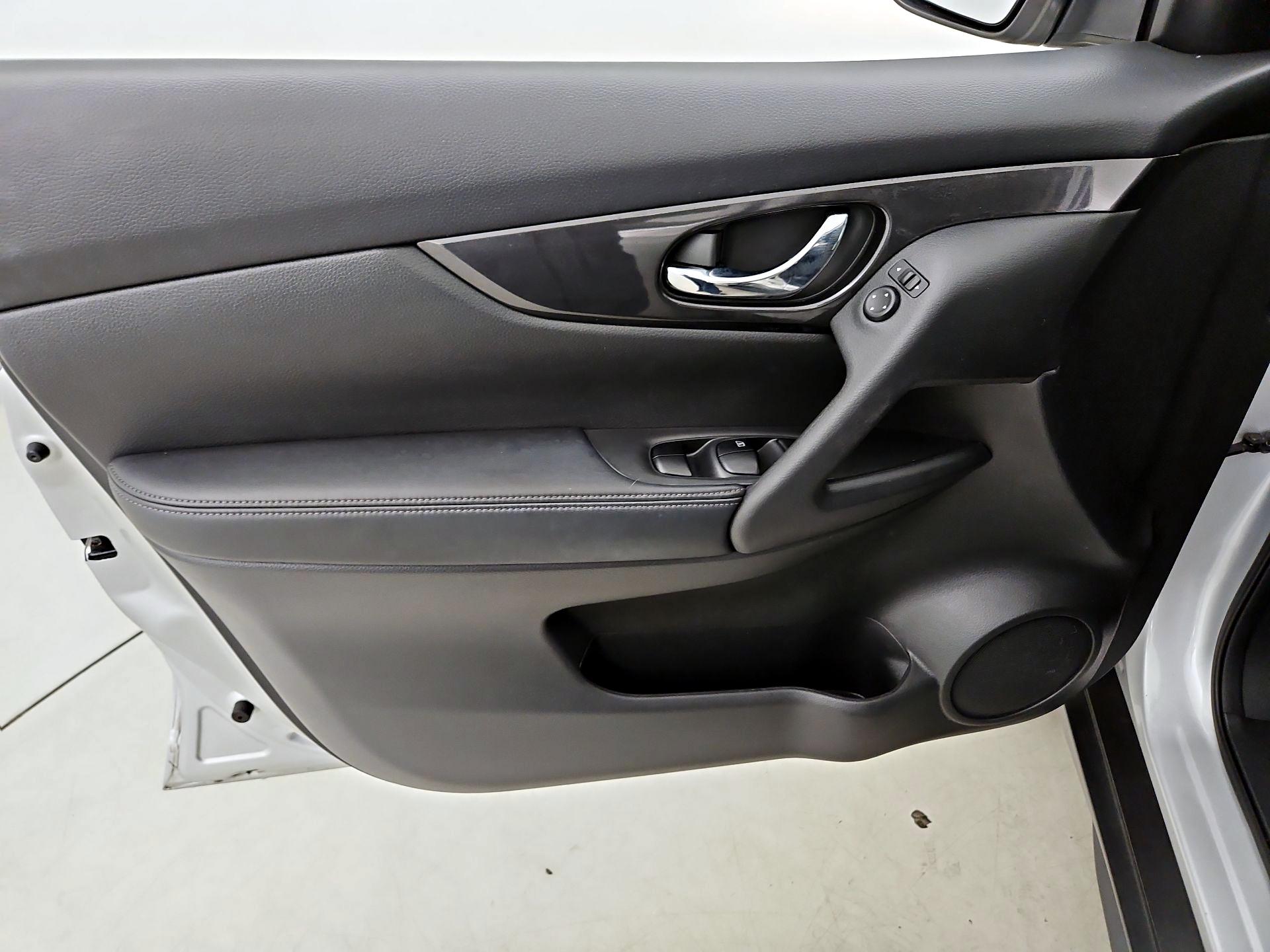 Thumbnail: 2018 Nissan Rogue - 12