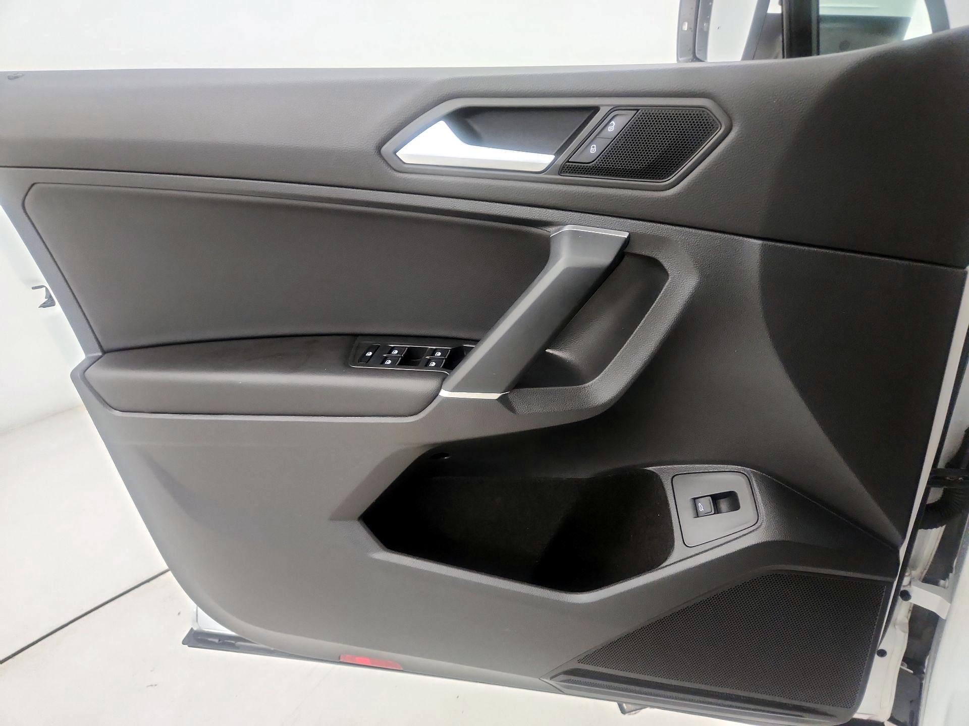 Thumbnail: 2020 Volkswagen Tiguan - 12