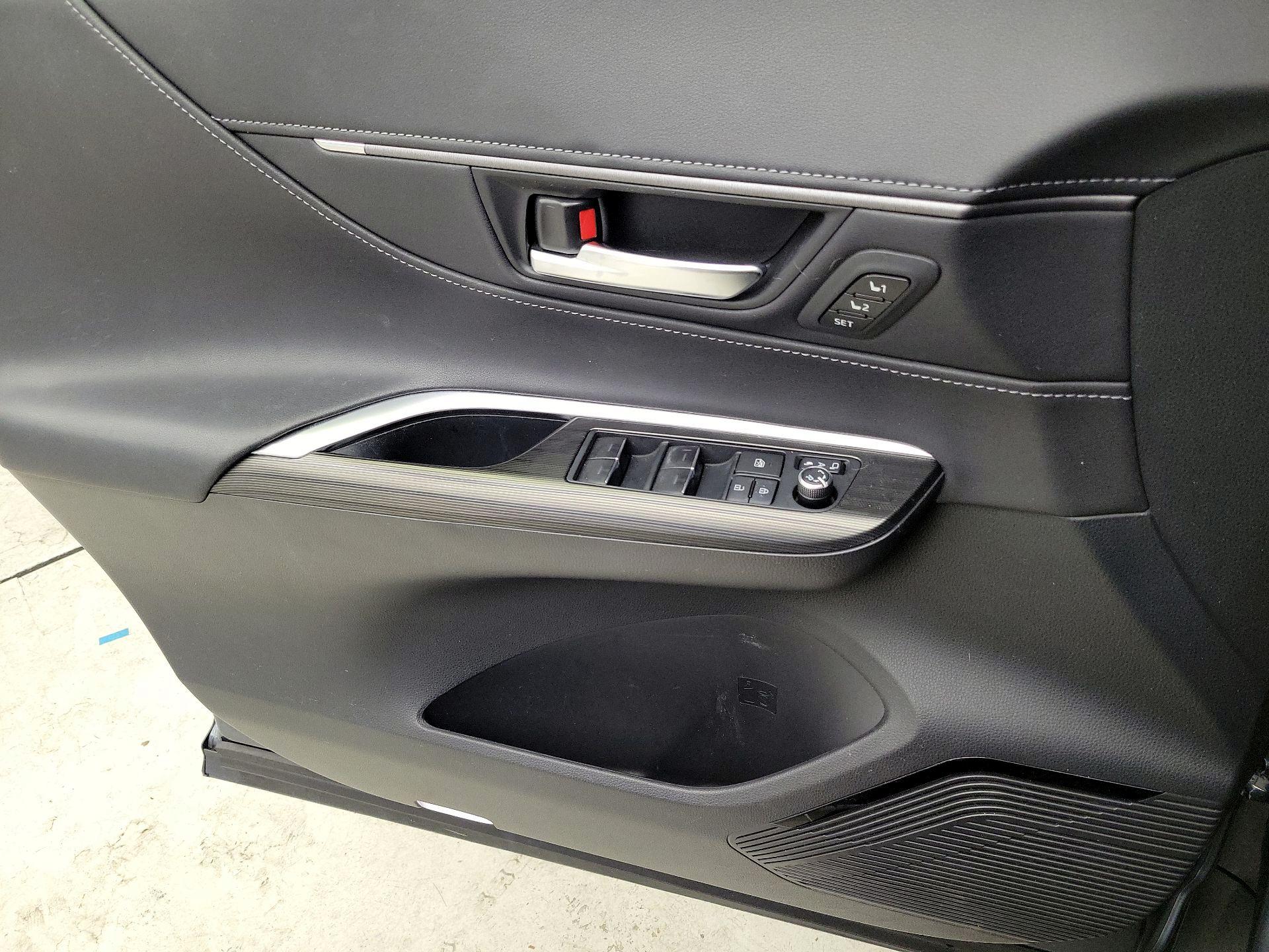 Thumbnail: 2021 Toyota Venza - 12