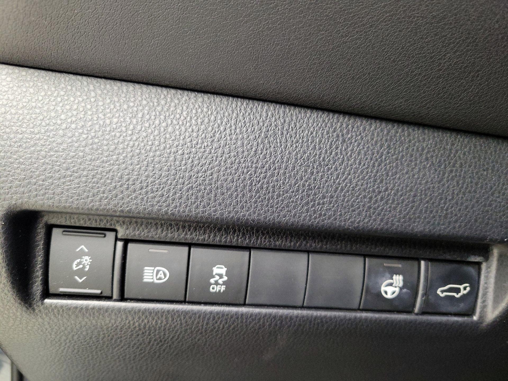 Thumbnail: 2021 Toyota Venza - 13