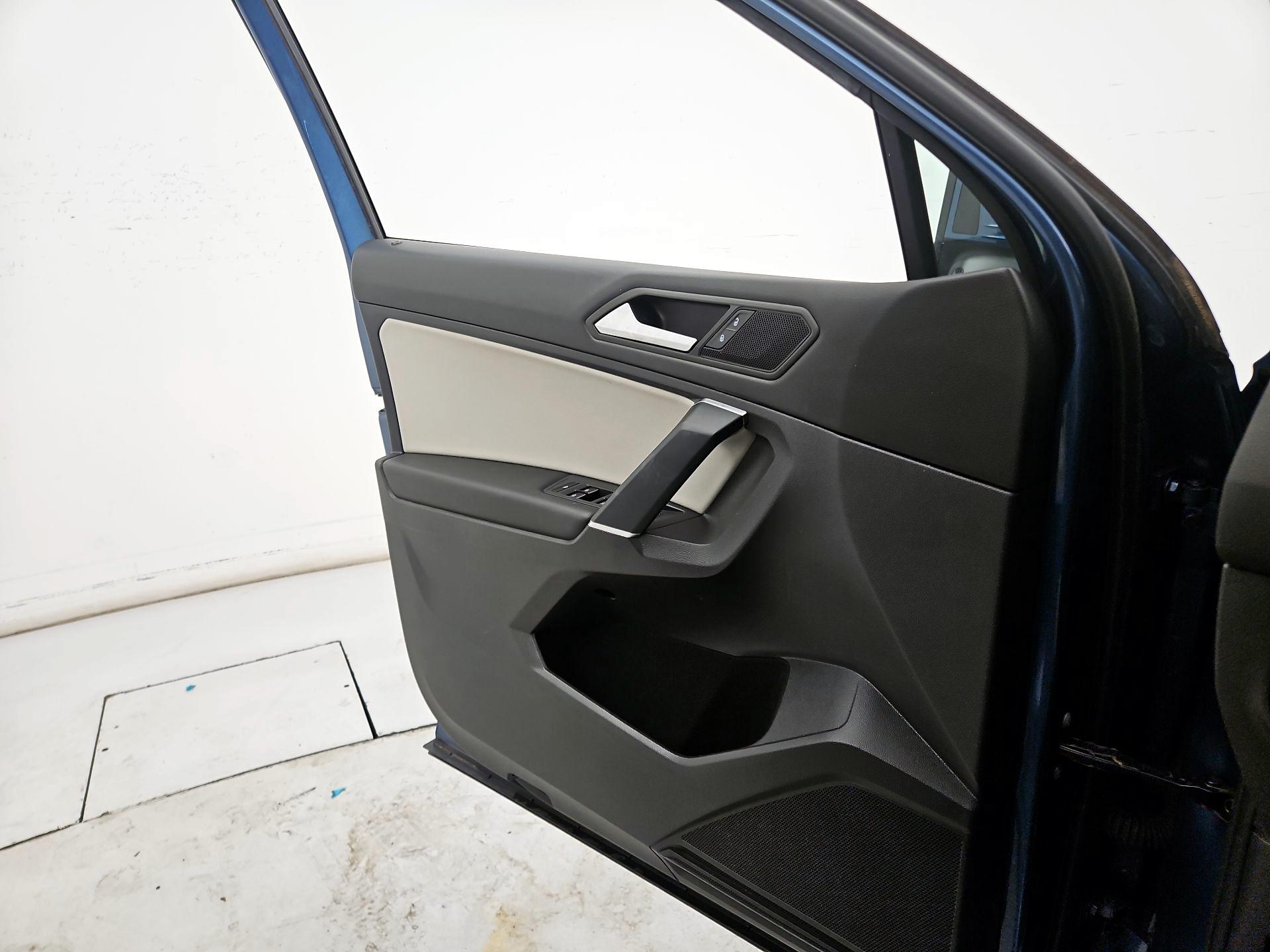 Thumbnail: 2020 Volkswagen Tiguan - 12