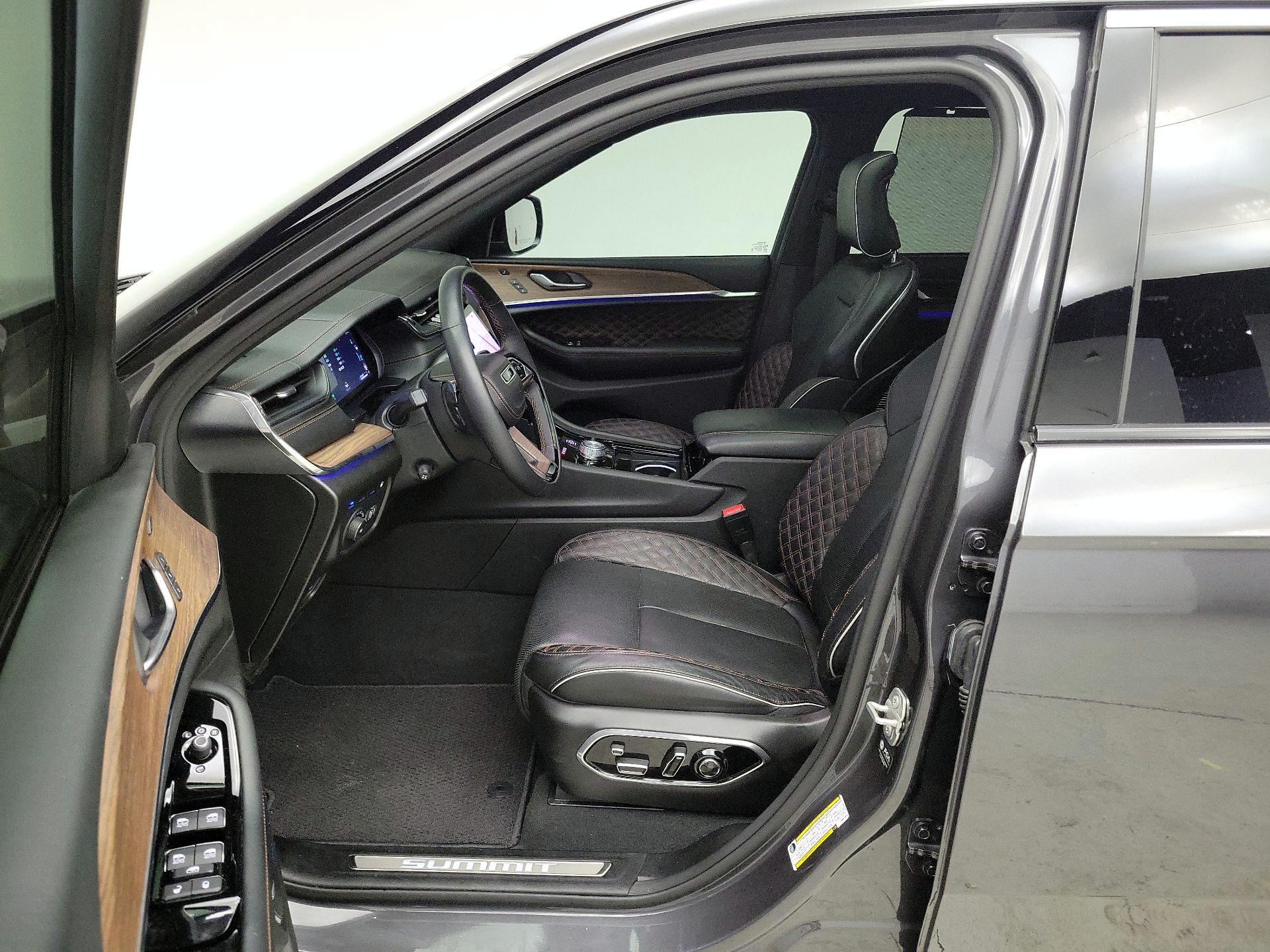 Thumbnail: 2024 Jeep Grand Cherokee - 11