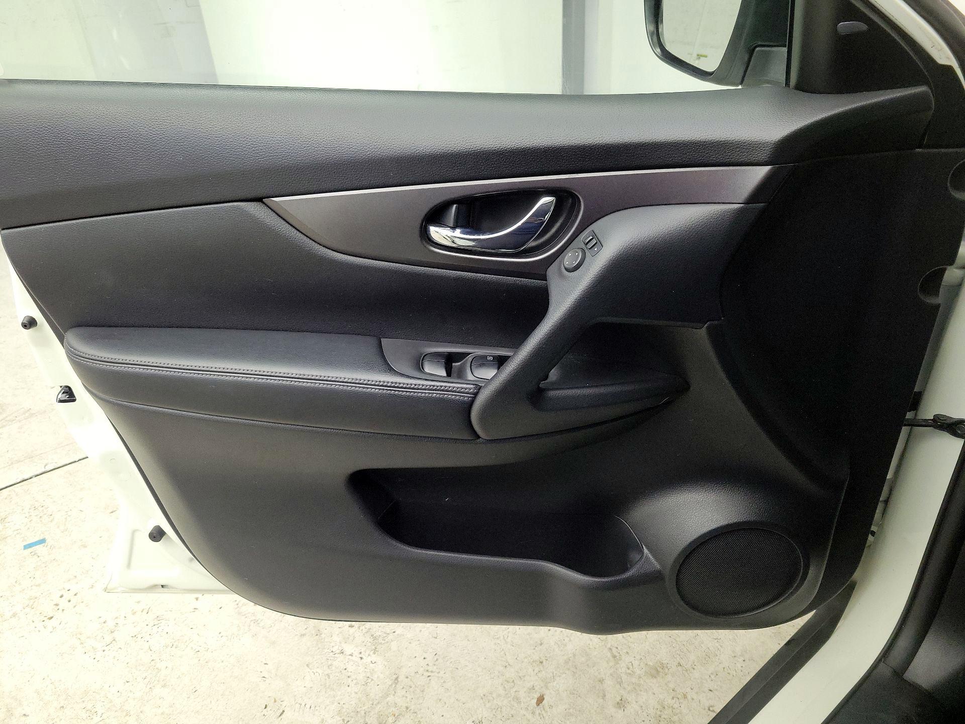 Thumbnail: 2016 Nissan Rogue - 12