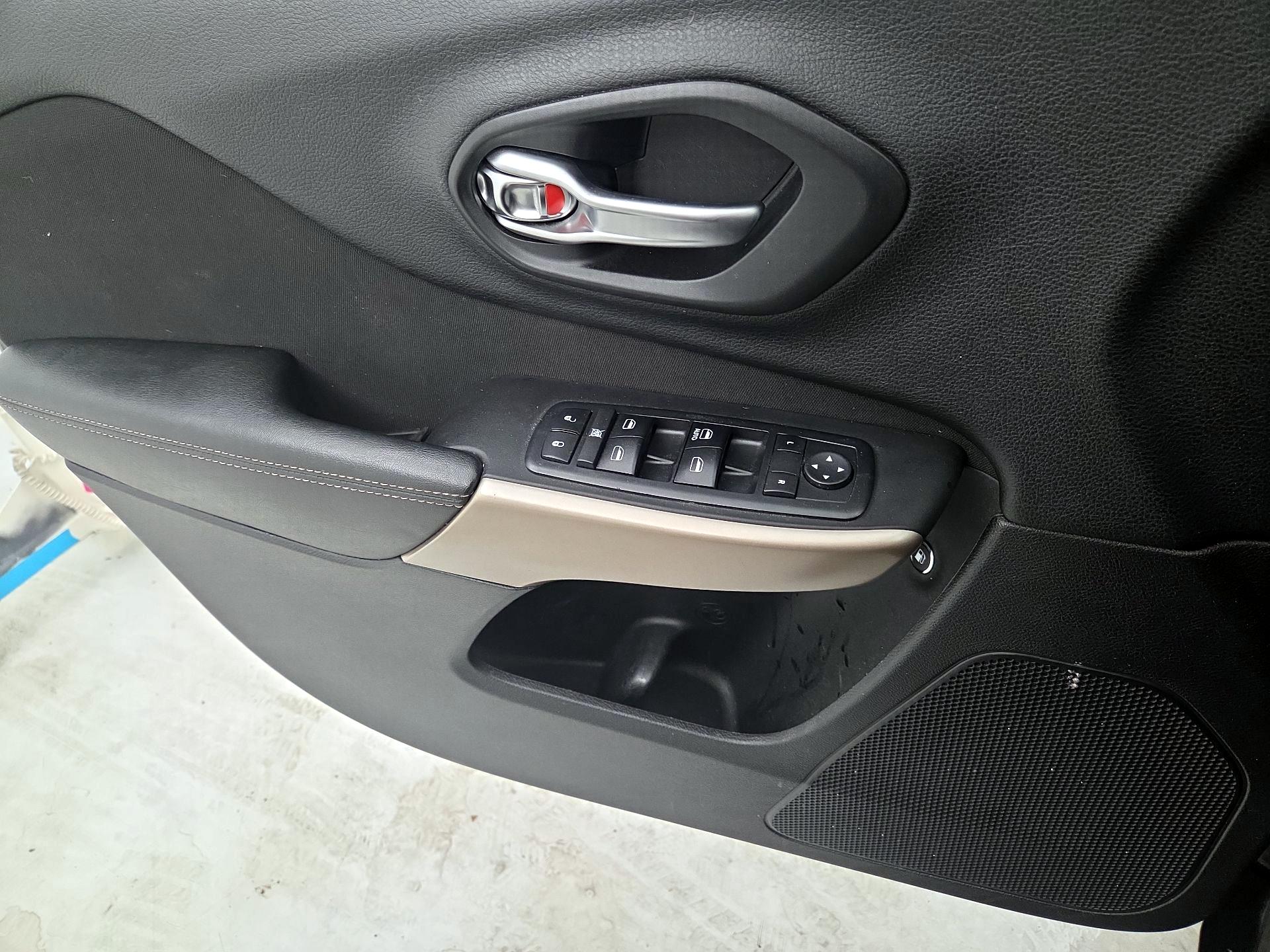 Thumbnail: 2018 Jeep Cherokee - 12