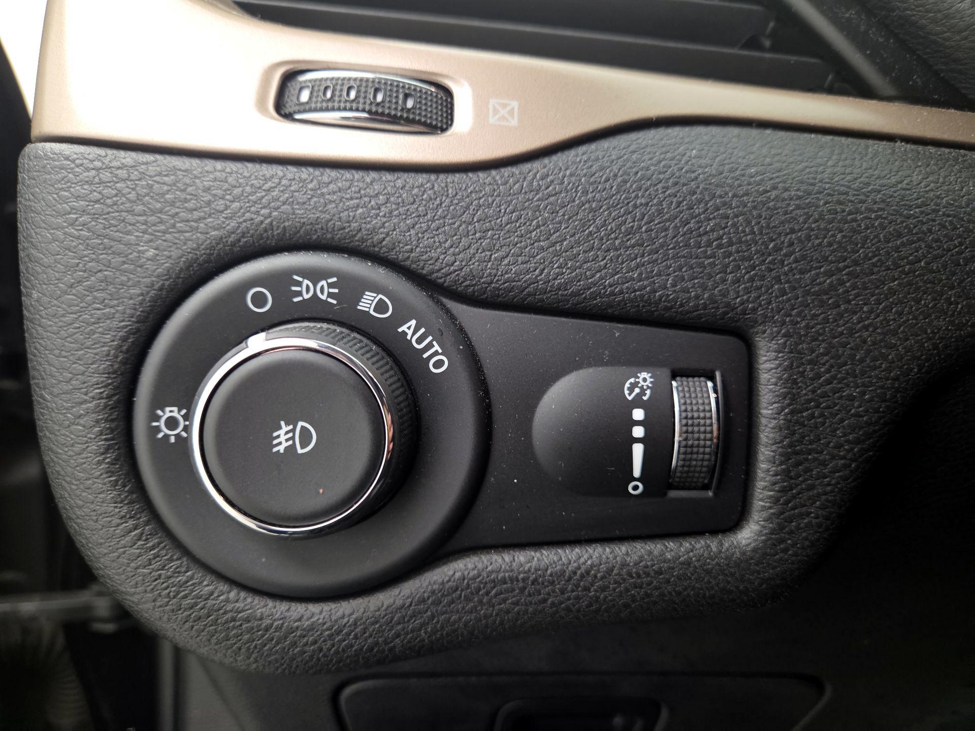 Thumbnail: 2018 Jeep Cherokee - 13