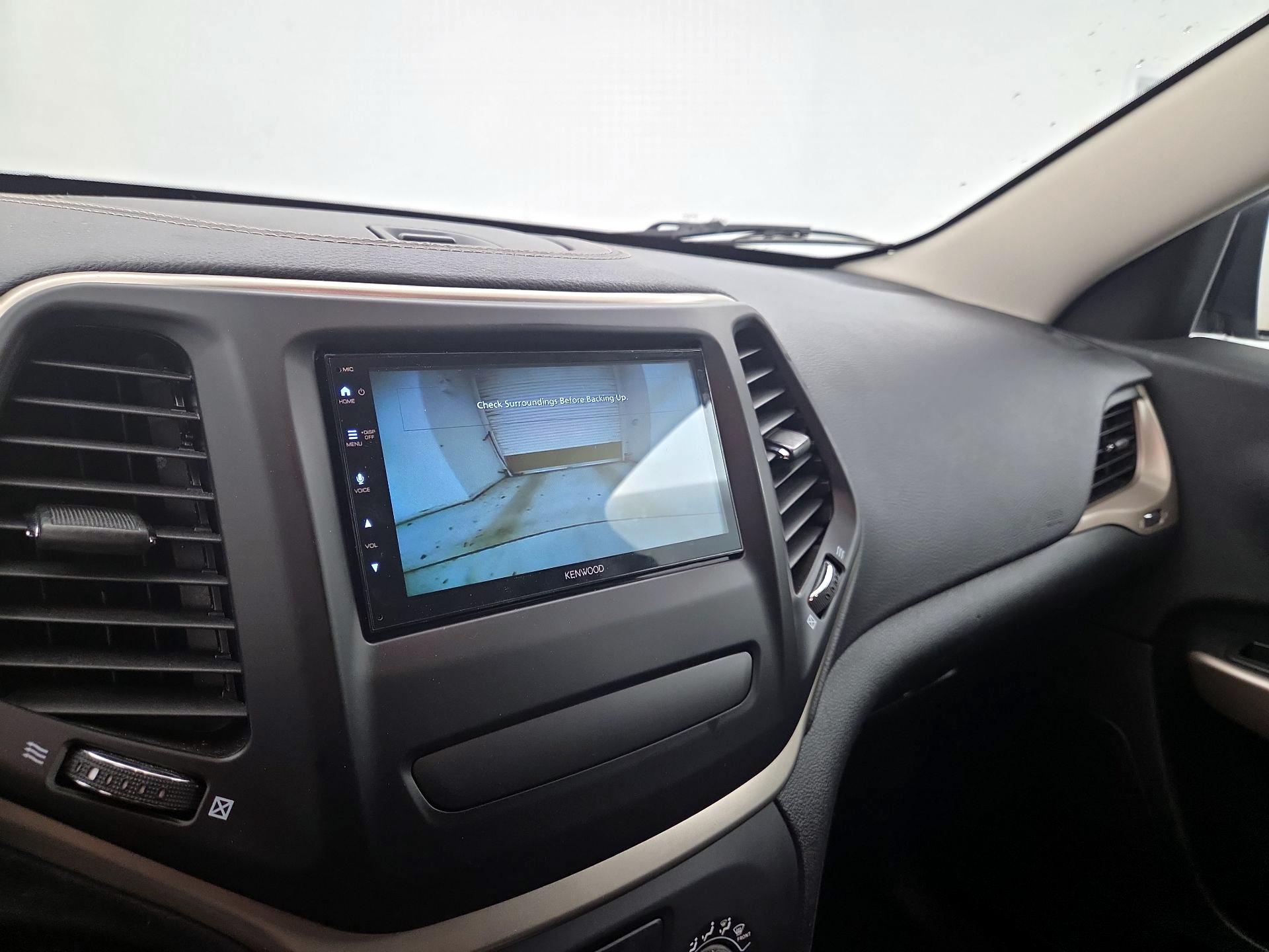 Thumbnail: 2018 Jeep Cherokee - 14