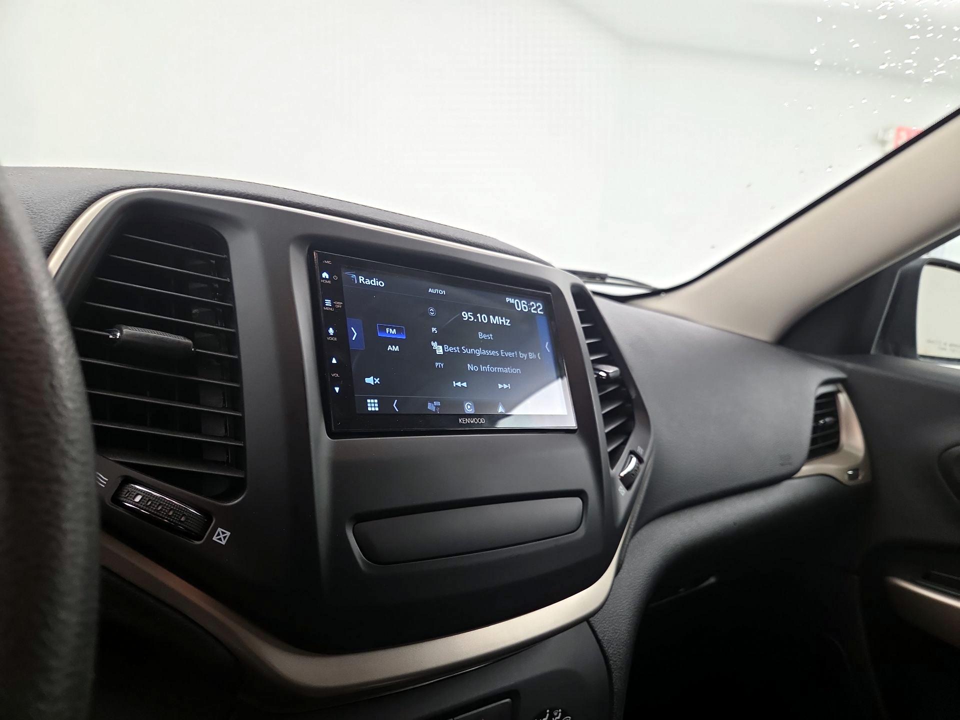 Thumbnail: 2018 Jeep Cherokee - 15