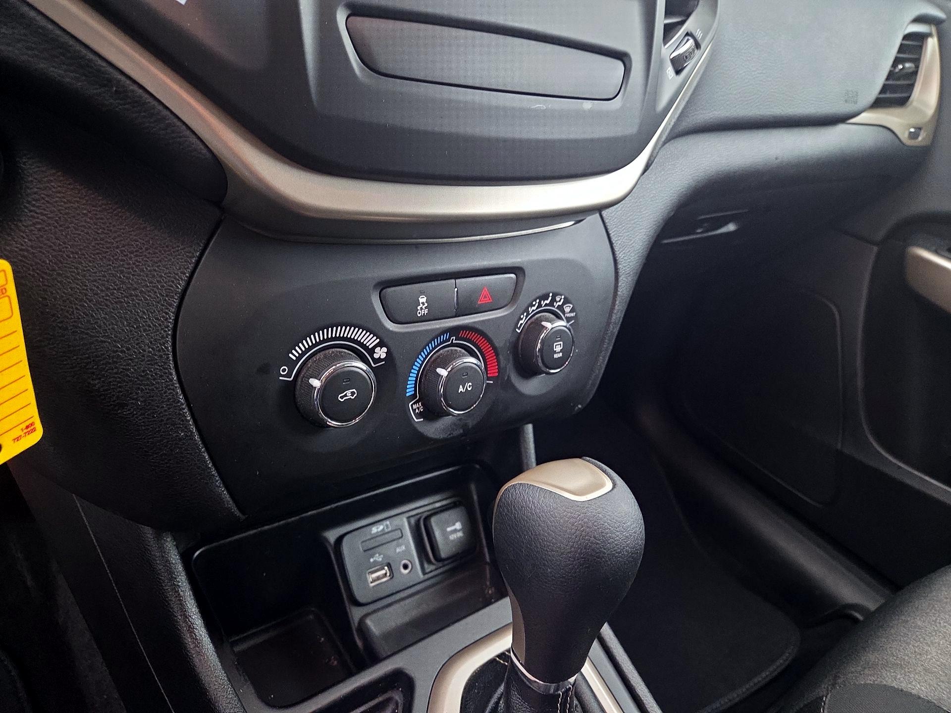 Thumbnail: 2018 Jeep Cherokee - 16