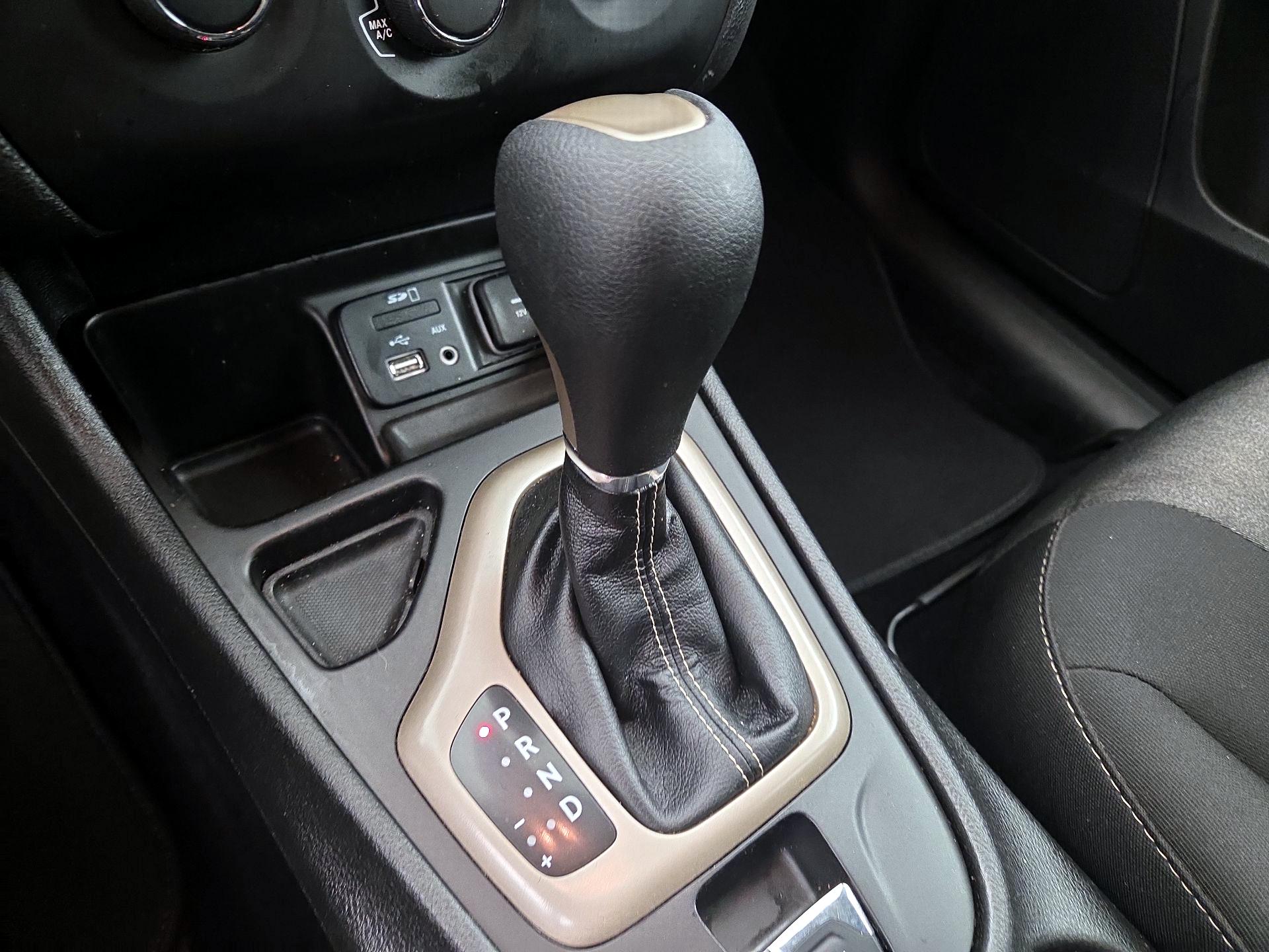 Thumbnail: 2018 Jeep Cherokee - 17