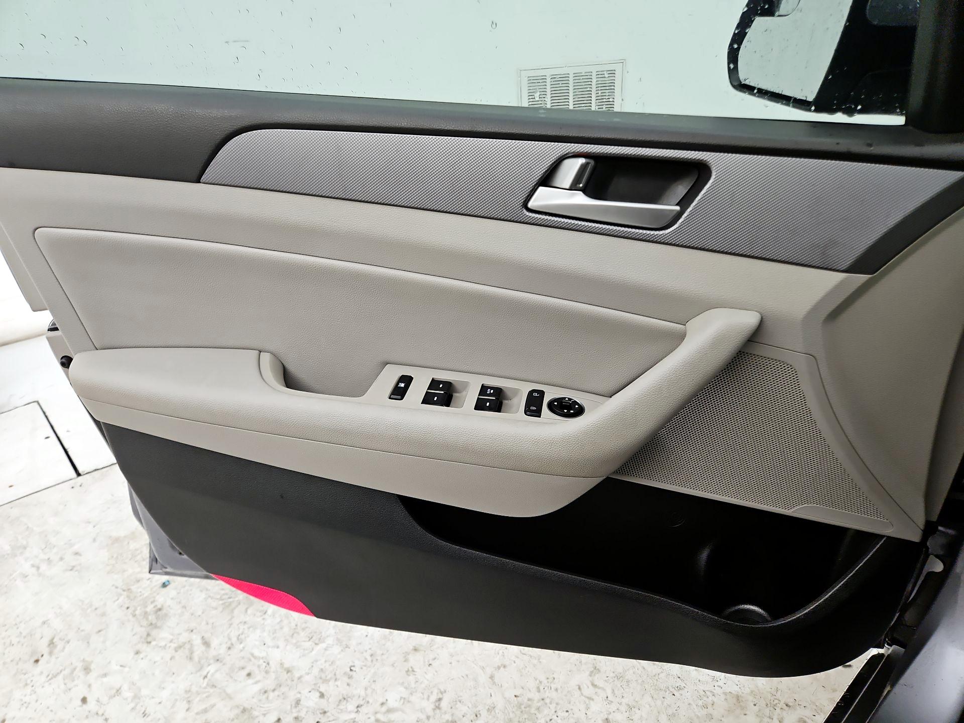 Thumbnail: 2016 Hyundai Sonata - 12