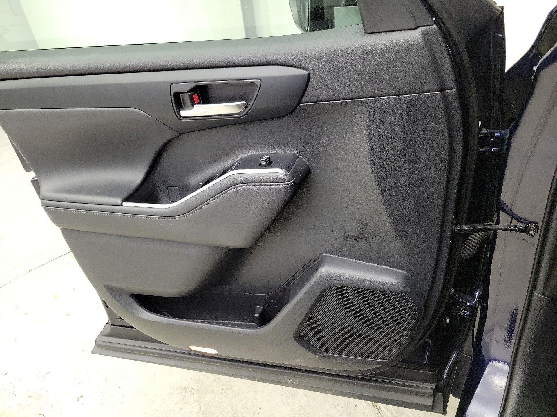 Thumbnail: 2021 Toyota Highlander - 12