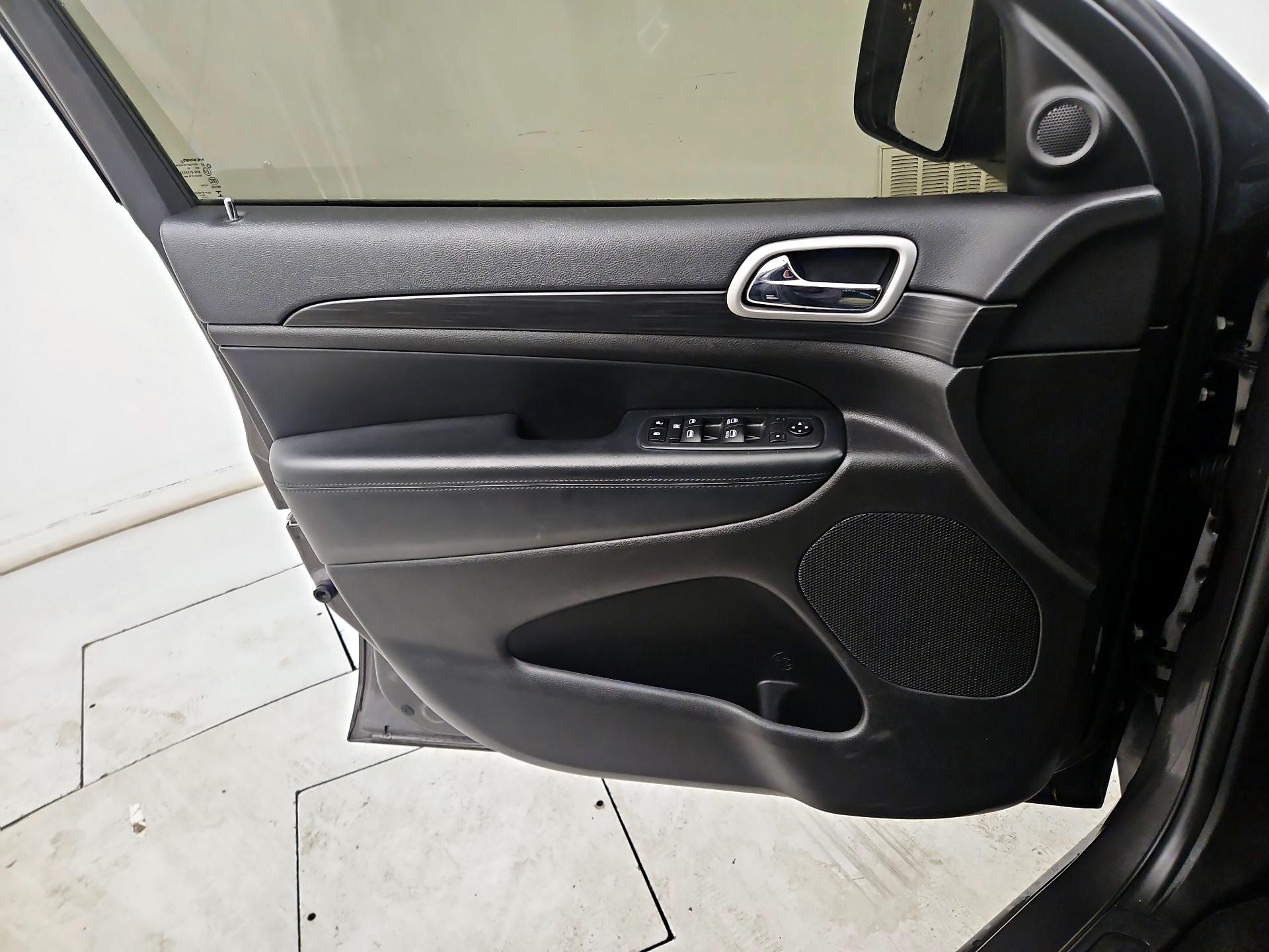 Thumbnail: 2020 Jeep Grand Cherokee - 12