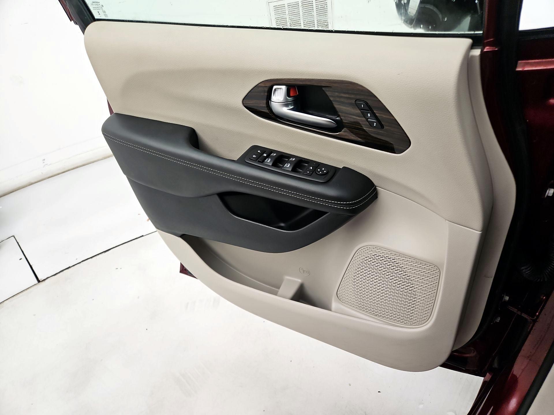 Thumbnail: 2023 Chrysler Pacifica - 12