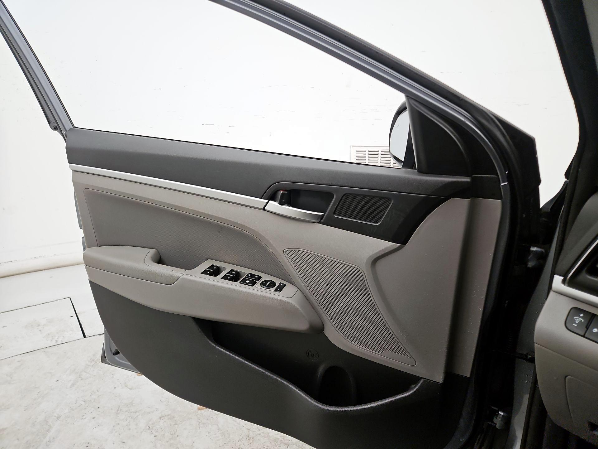 Thumbnail: 2019 Hyundai Elantra - 12