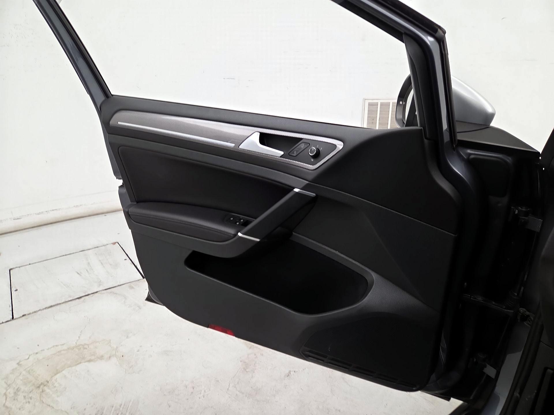 Thumbnail: 2017 Volkswagen Golf - 12