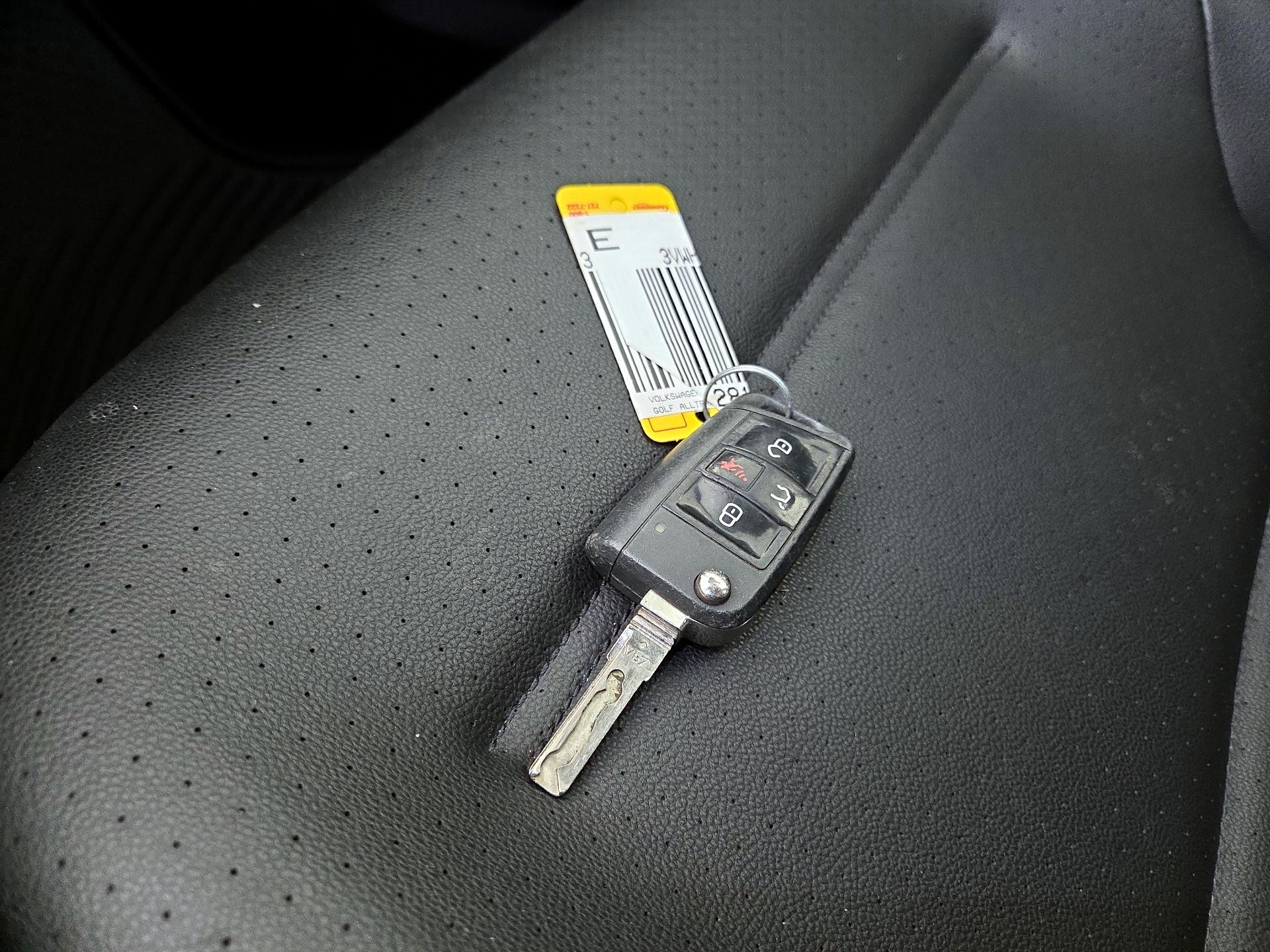 Thumbnail: 2017 Volkswagen Golf - 20