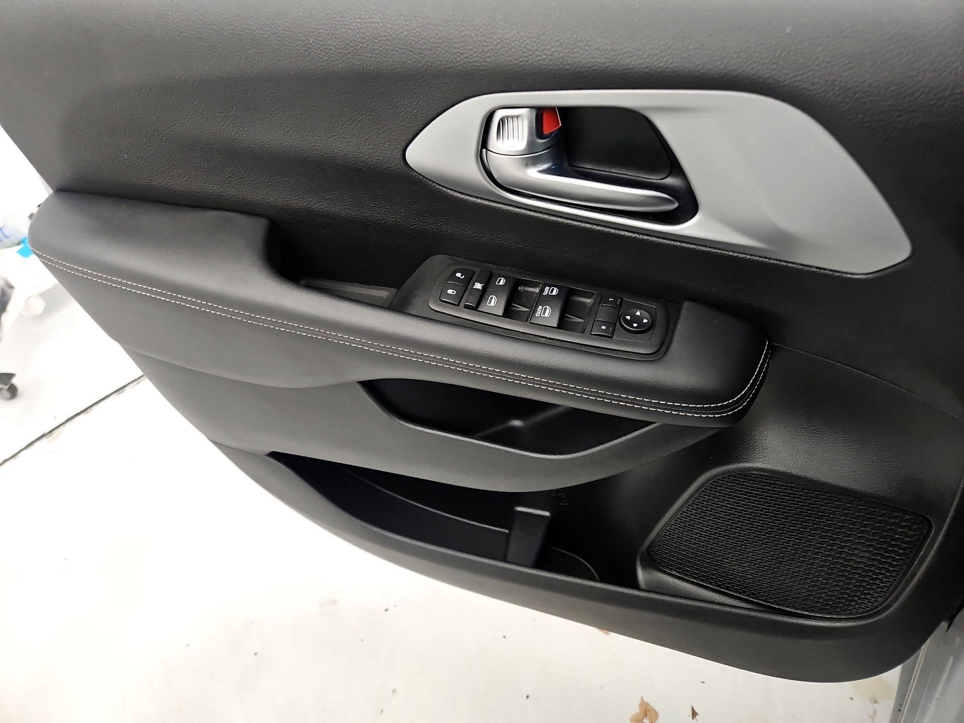 Thumbnail: 2023 Chrysler Pacifica - 12