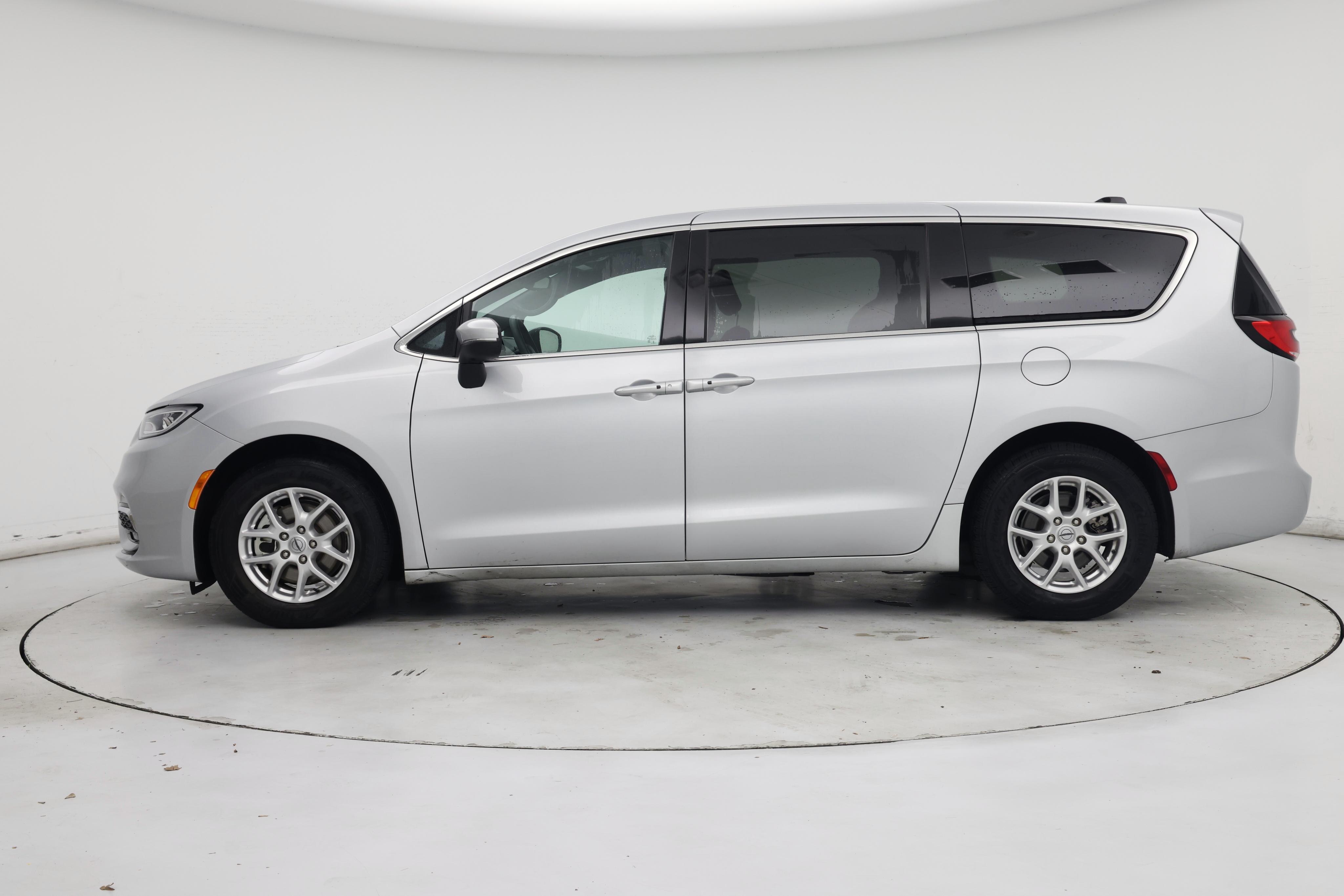 Thumbnail: 2023 Chrysler Pacifica - 3