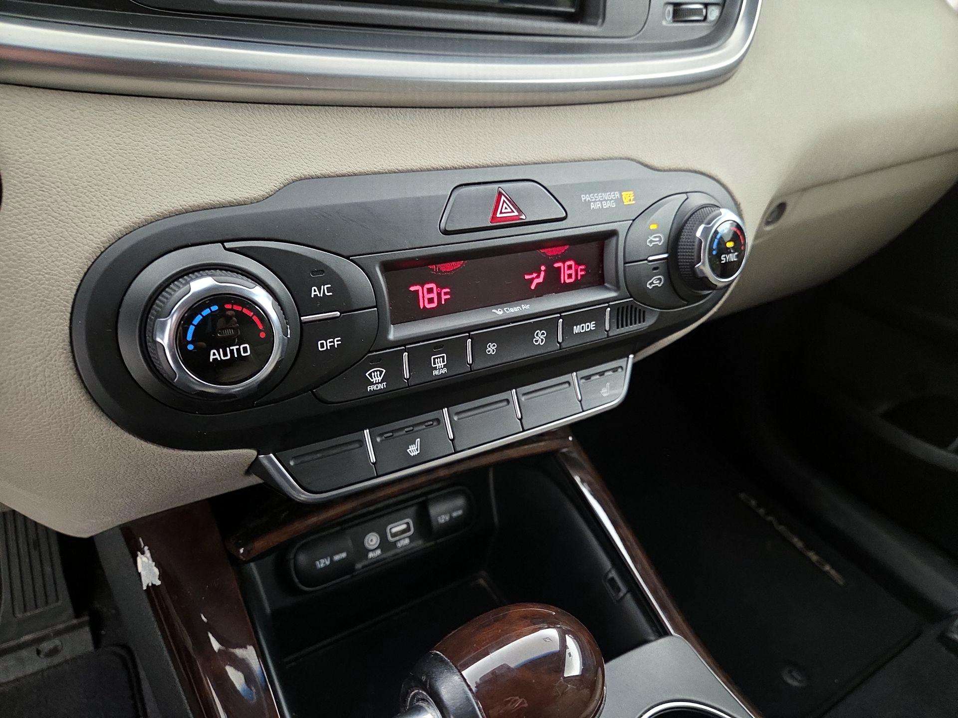 Thumbnail: 2016 Kia Sorento - 16