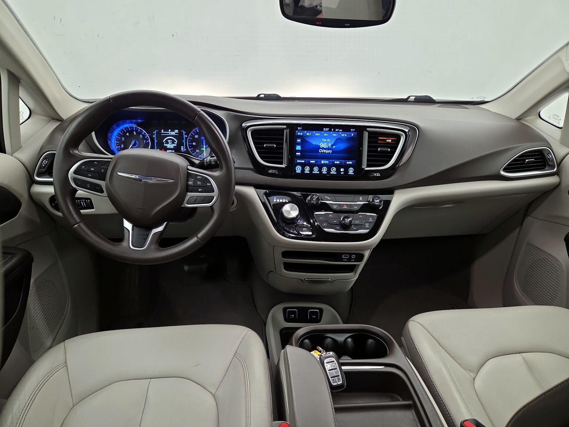 Thumbnail: 2017 Chrysler Pacifica - 9