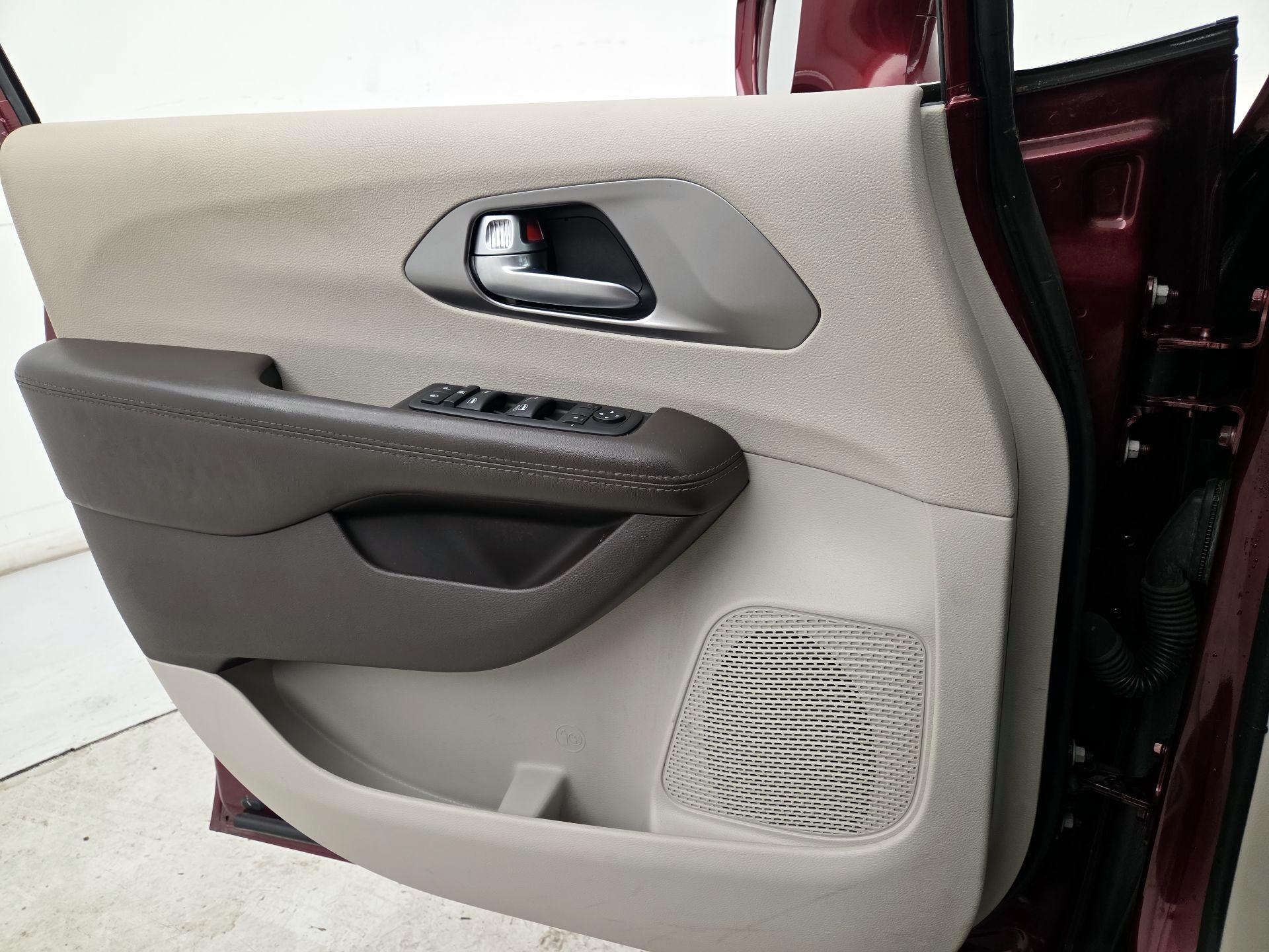 Thumbnail: 2017 Chrysler Pacifica - 12