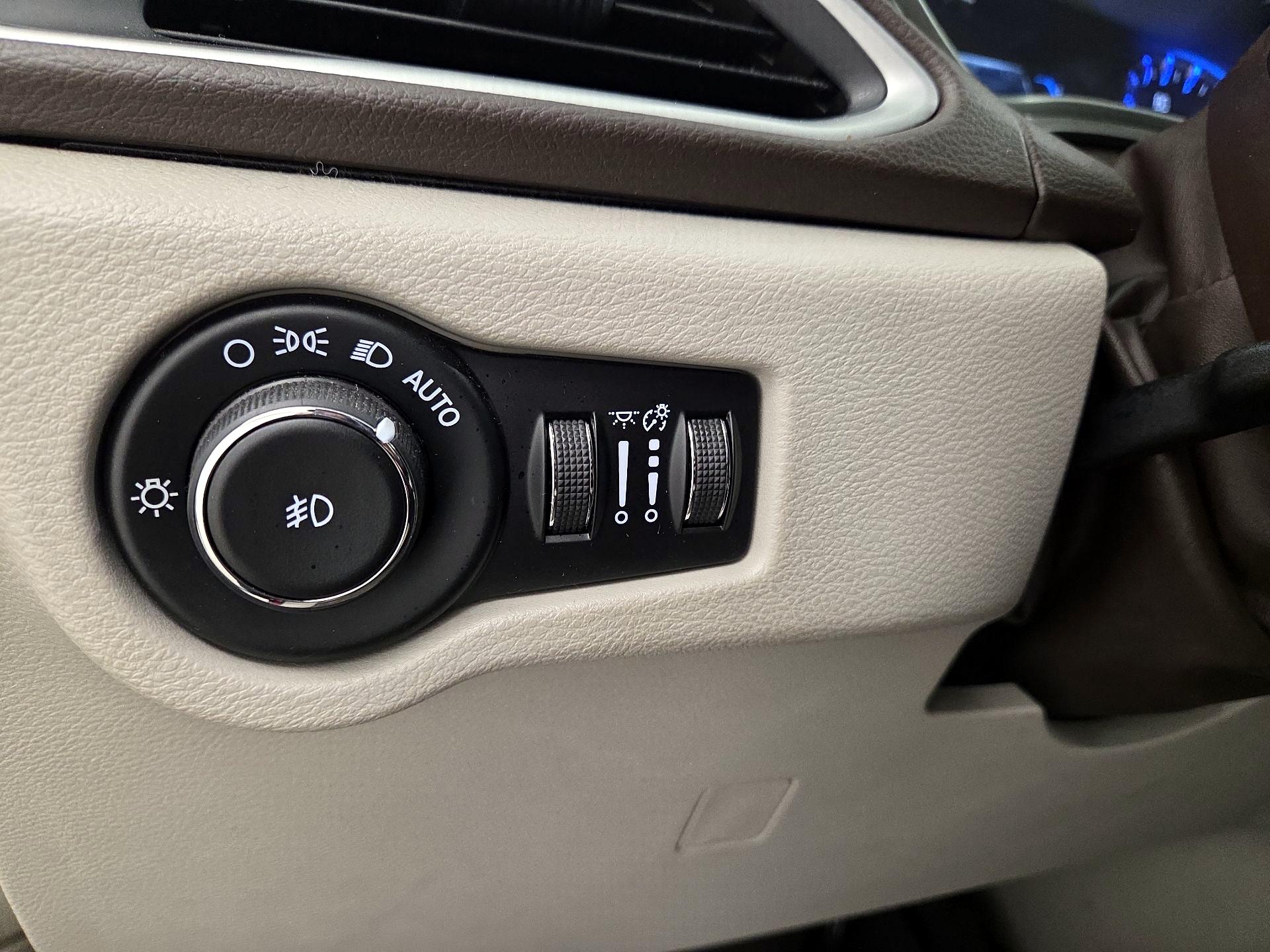 Thumbnail: 2017 Chrysler Pacifica - 13