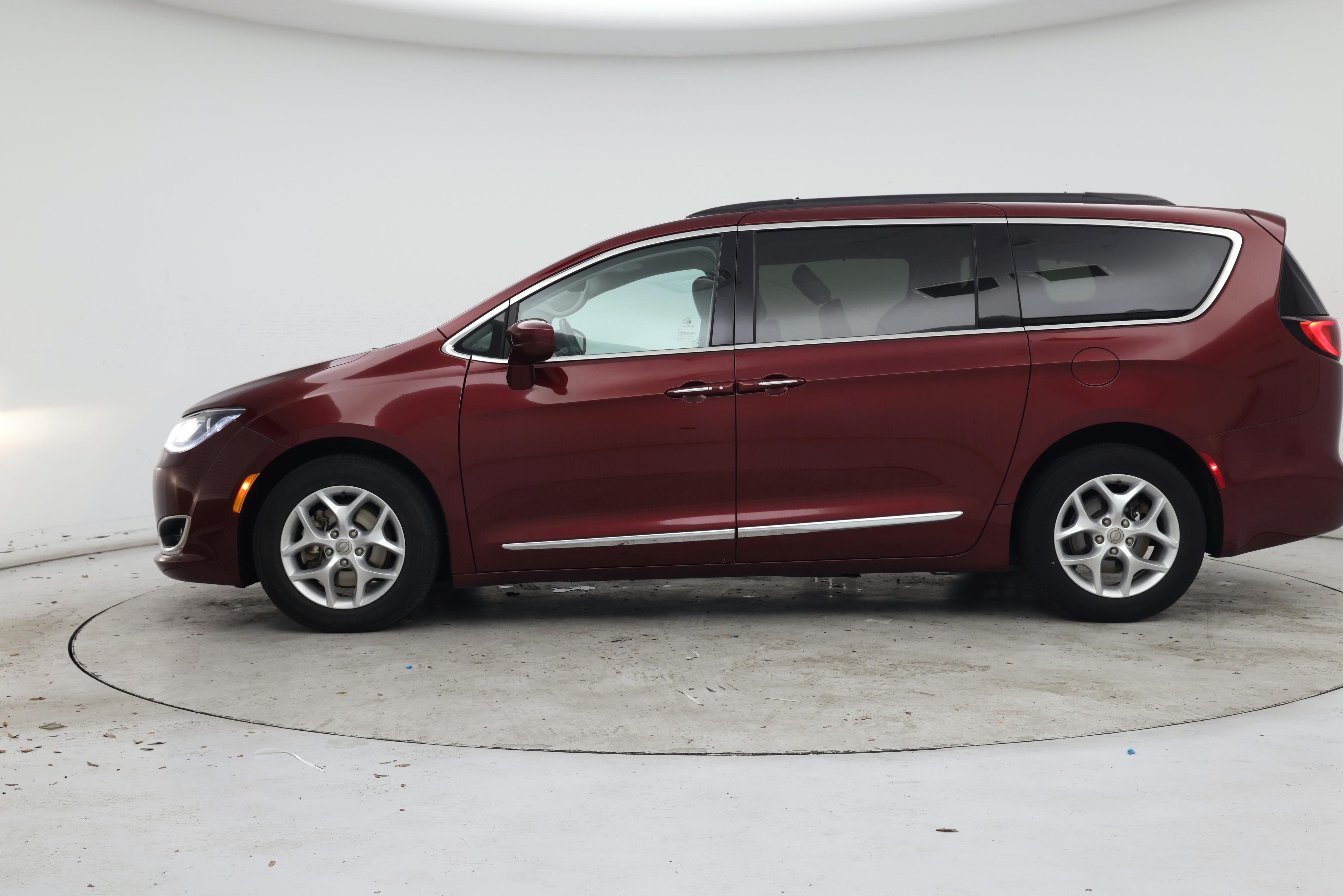 Thumbnail: 2017 Chrysler Pacifica - 3