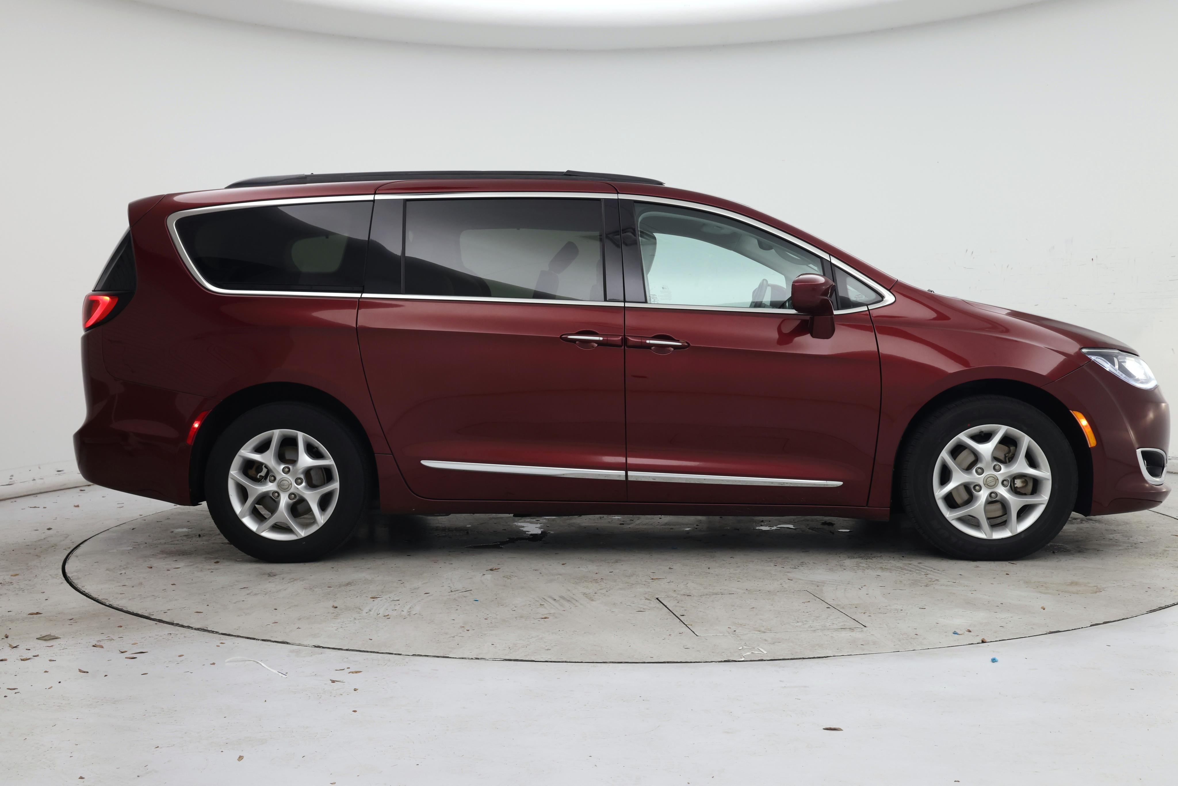 Thumbnail: 2017 Chrysler Pacifica - 7