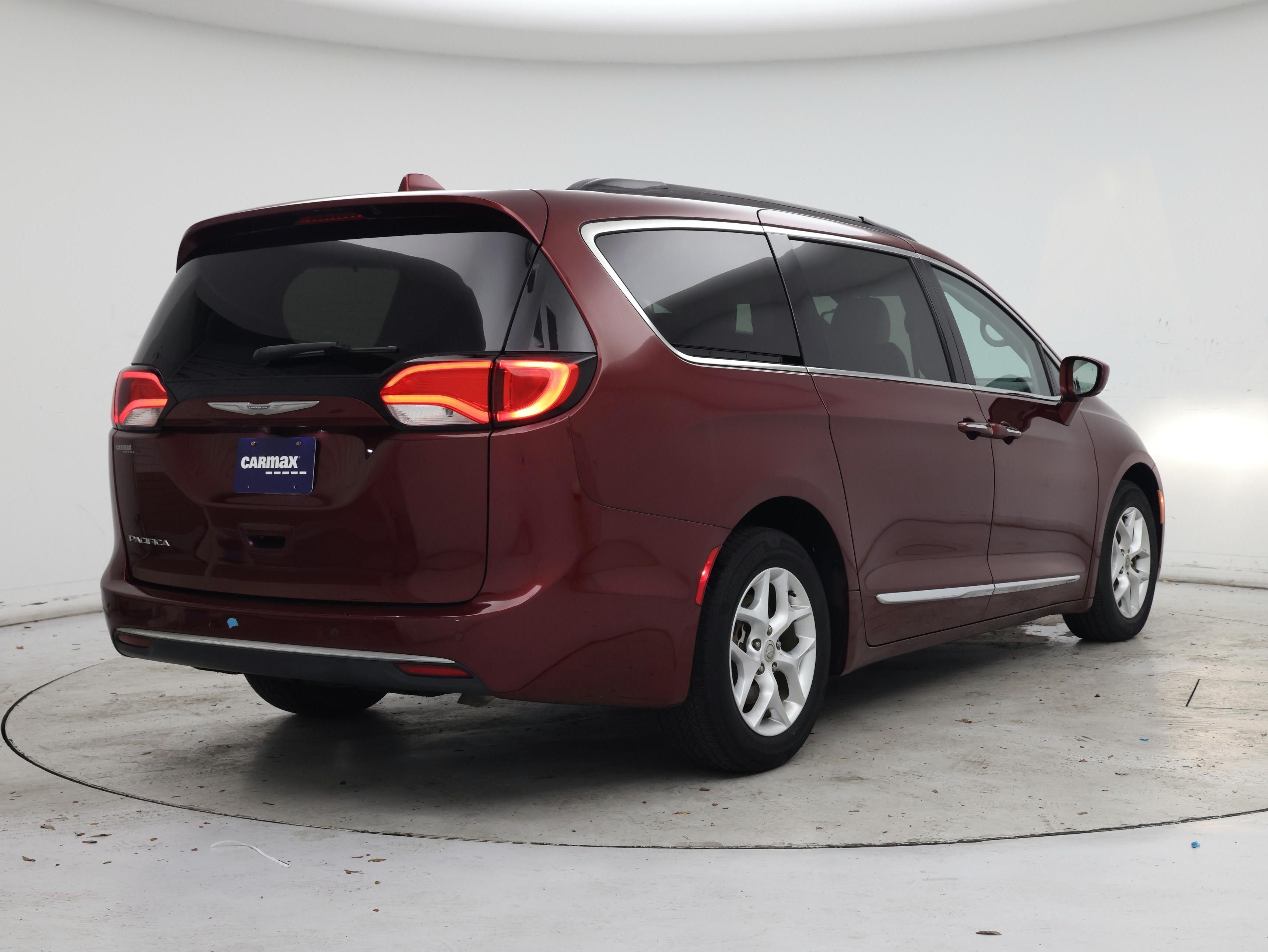 Thumbnail: 2017 Chrysler Pacifica - 8