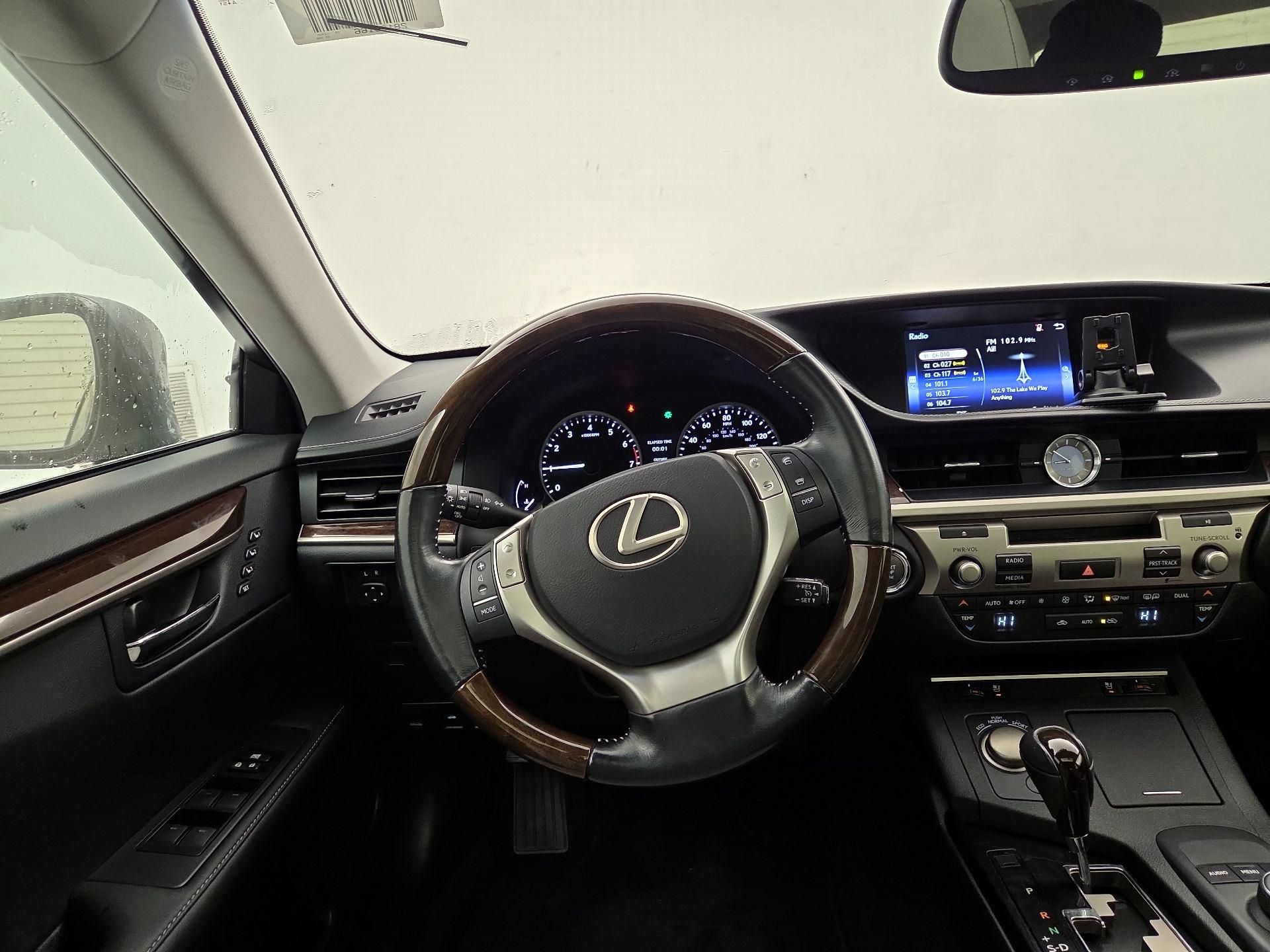 Thumbnail: 2015 Lexus ES - 10